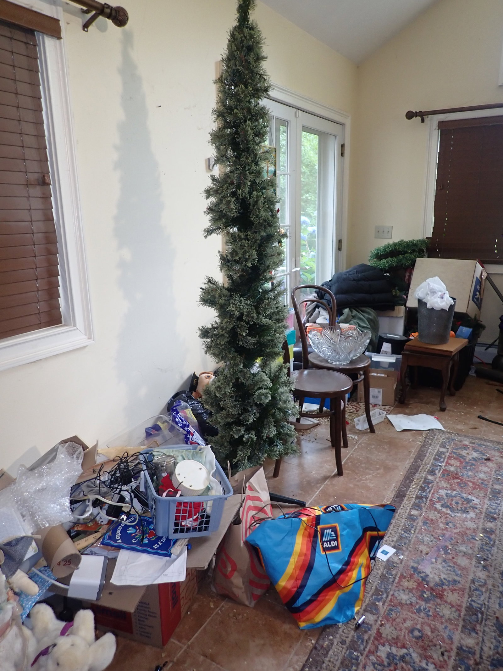 Vacuums, Heaters, & Partial Room Contents: Lot includes all in room except chairs in middle of room and wall telephone. Take what you want and leave the rest. No in house shipping !