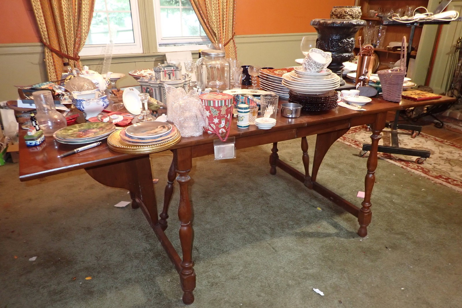 Drop Leaf Extension Dining Room Table: Pick up after 1pm ONLY ! Approx 38" x 79 1/4" ( as pictured) x 29 1/2" tall. Drop leaves are approx 17 1/8". No in house shipping ! Bring help to remove !