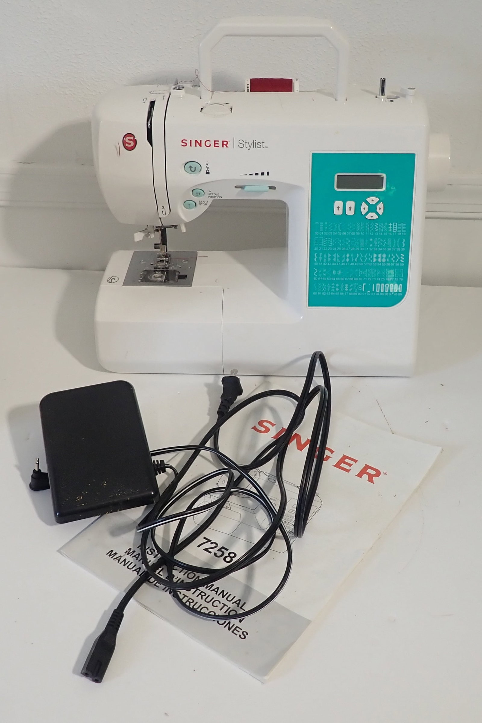 Singer Stylist 7258 Electronic Sewing Machine (1 of 5)