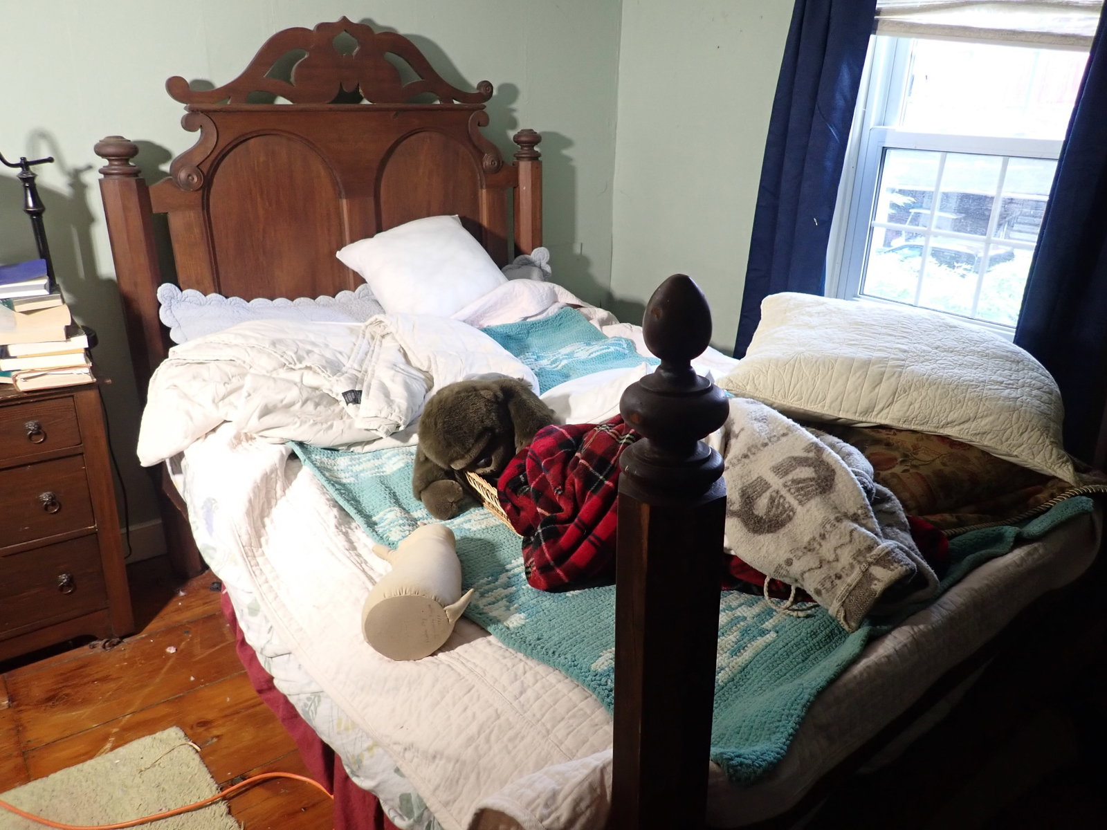 Victorian Style Rope Bed & Room Contents (1 of 7)