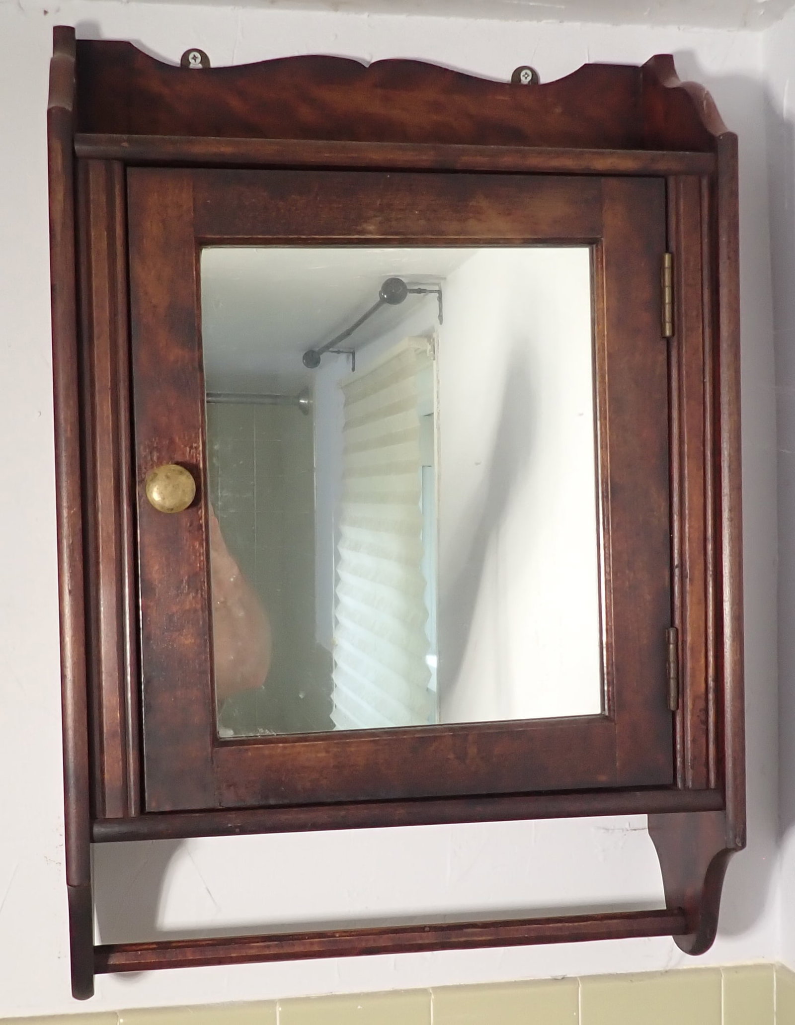 Medicine Cabinet: Approx 6" x 16 3/4" x 24 1/2" tall. Located on second floor. Buyer to bring phillips head srewdriver to remove from wall. No in house shipping !