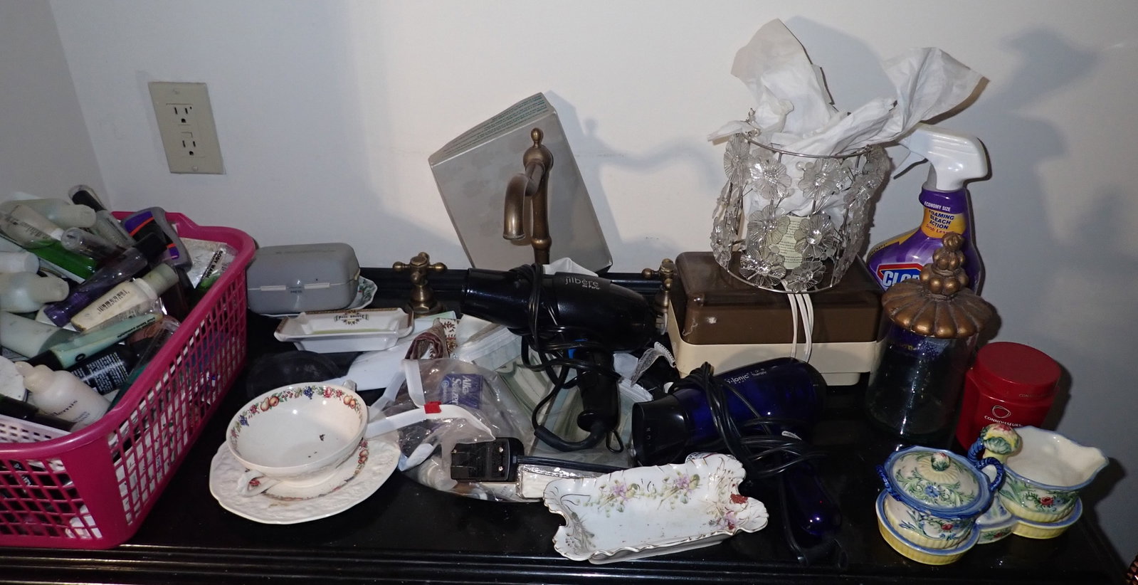 Room Contents: Buyer to remove from second floor. Take what you want and leave the rest. No in house shipping !