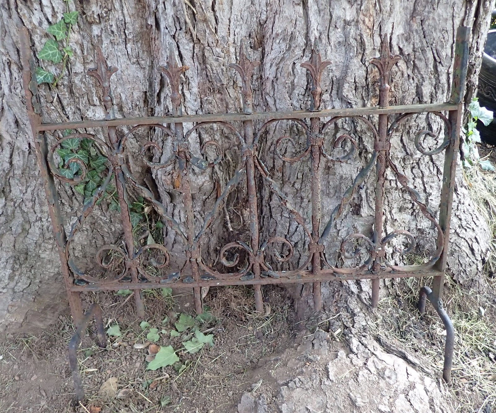 Cast Iron Fence Garden Art: Apprx 26 1/2" long and 21 3/8" Tall. No in house shipping !