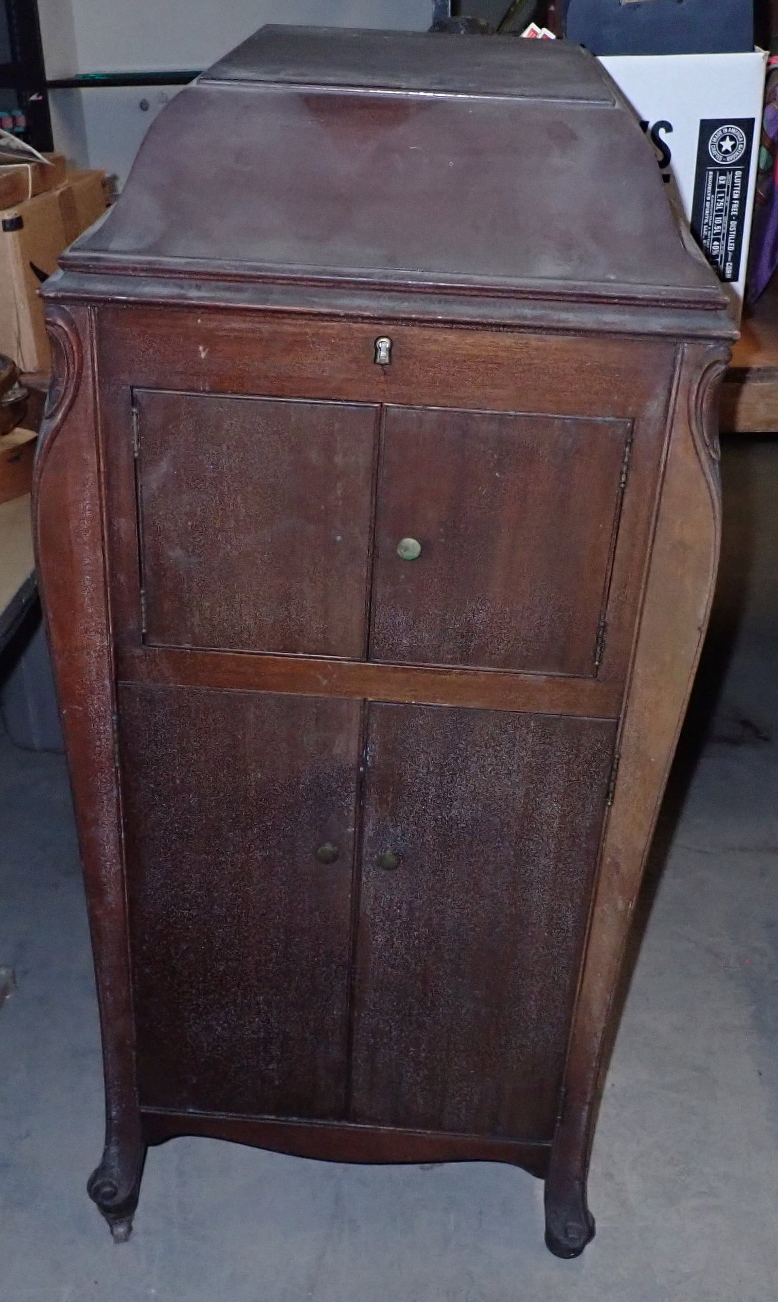 Victor Victrola VV-XL Phonograph: Apprx 19 1/4" x 22 5/8" x 45" tall. No in house shipping ! Bring help to remove !