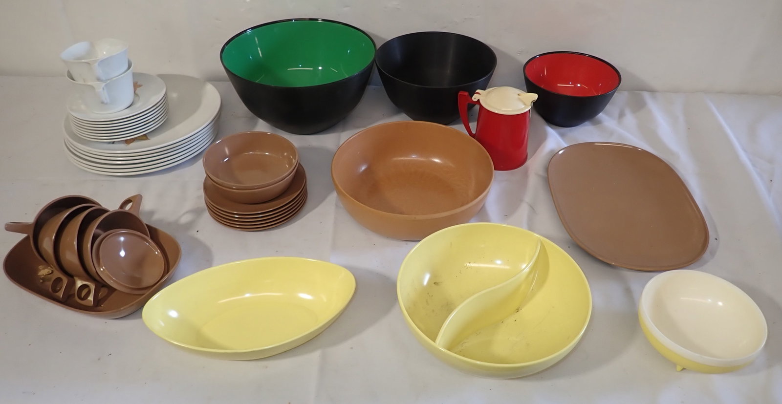 Husqvarna Mixing Bowls, Texas Ware, Ellingers & Misc: Largest mixing bowl is apprx 10 1/2" in diameter and 5 3/8" tall. No in house shipping