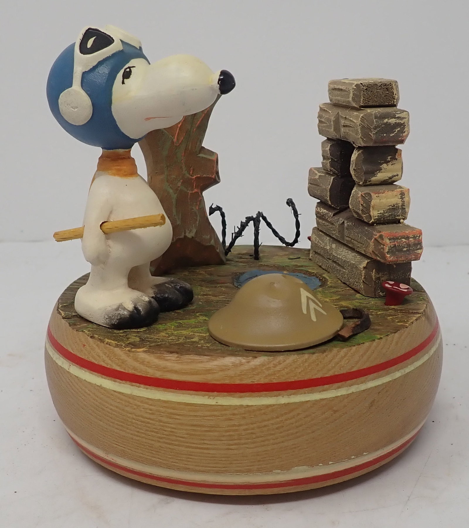 1968 United Features Syndicate Snoopy Reuge Music Box (1 of 4)