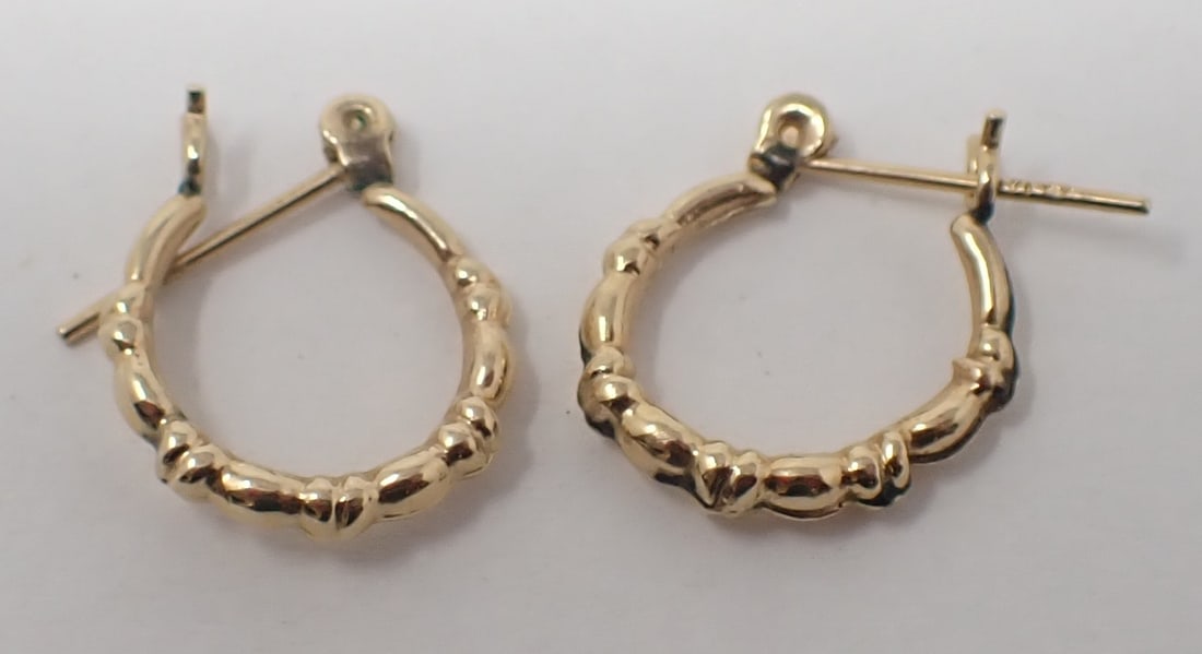 14k Gold Earrings: Apprx 1/2" across. Total weight is apprx .55 dwt . Shipping available