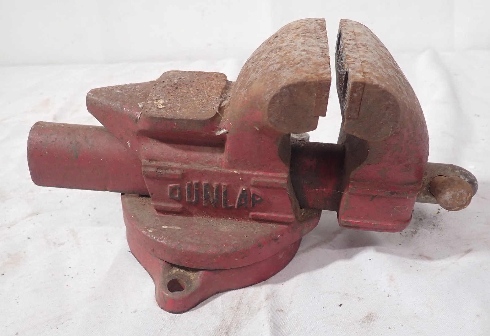 Dunlap 5244 Bench Top Swivel Vise: Has 3 1/2" jaws. Shipping available