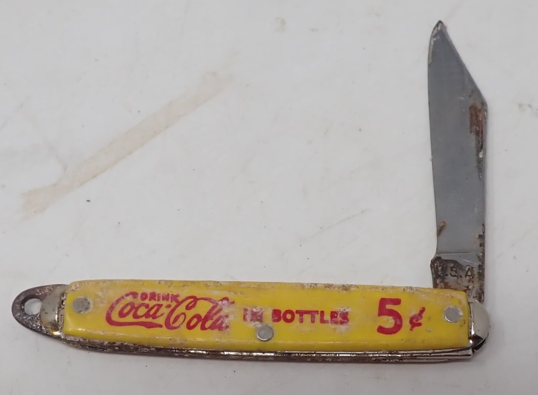 Coca Cola Pocket Knife: Approx 2 7/8" long ( closed). Shipping available