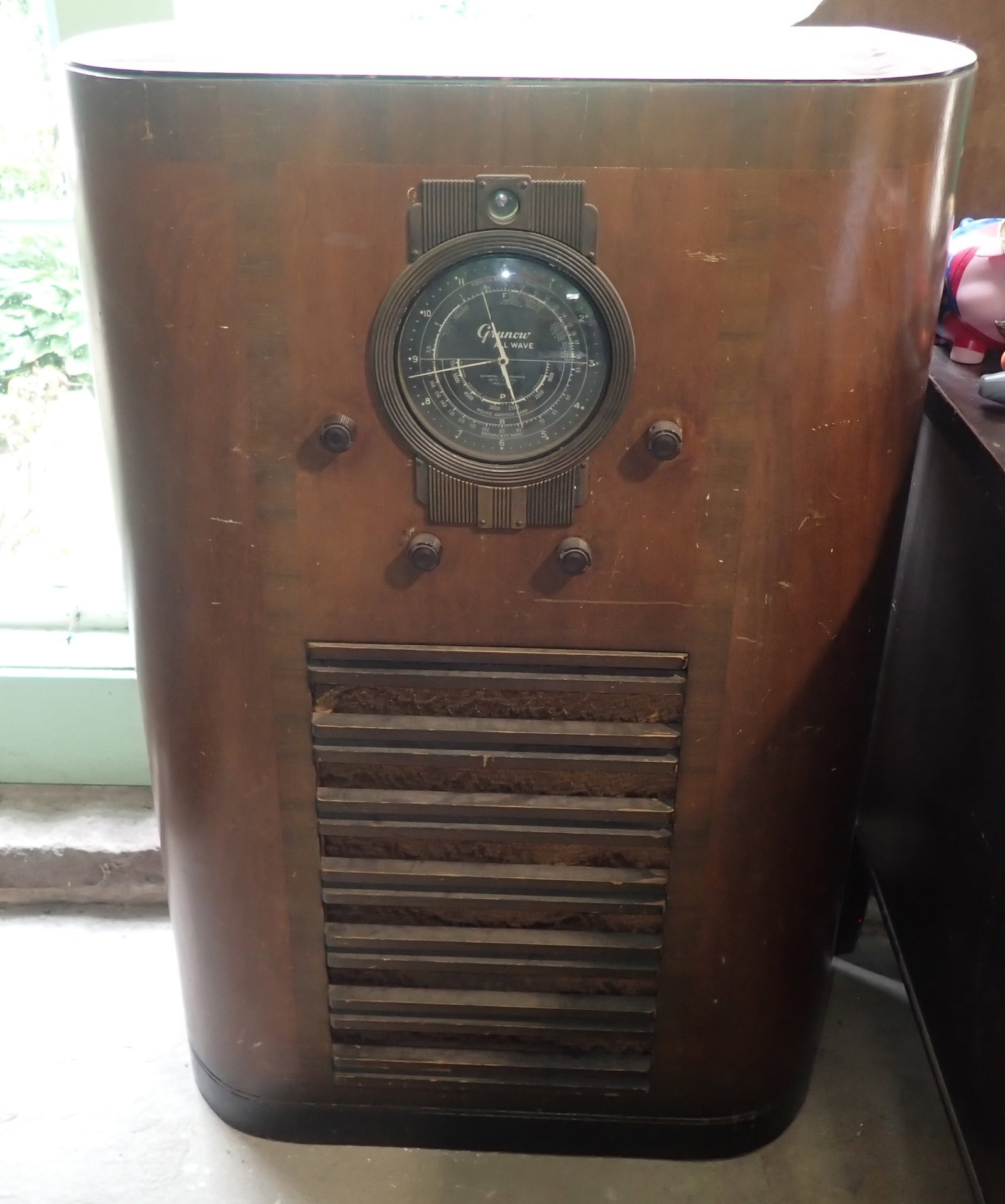 Grunow Console Radio: Approx 13 3/4" x 27 3/4" x 40 5/8" tall. No in house shipping ! Bring help to remove !