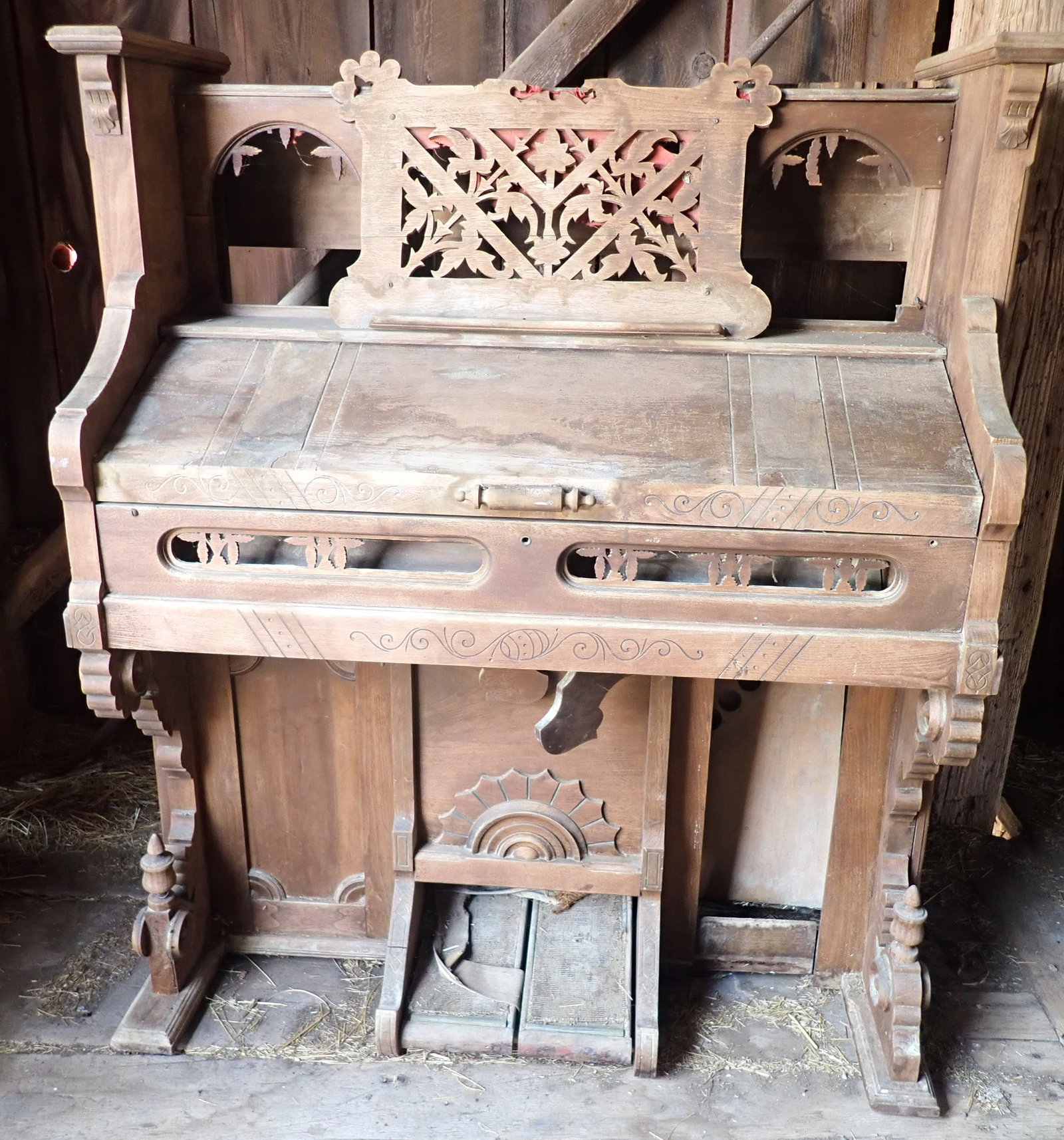 Pump Organ: No in house shipping ! Bring help to load !