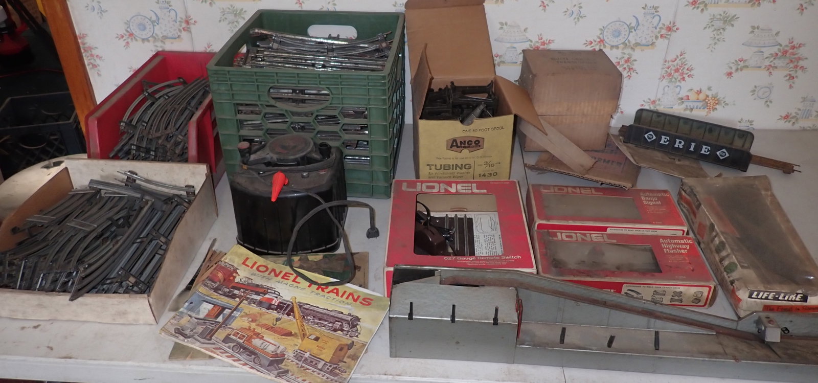 Lionel Train Track, Transformer, Lumber Loader, & Signals: Transformer box in back is empty. NO in house shipping !