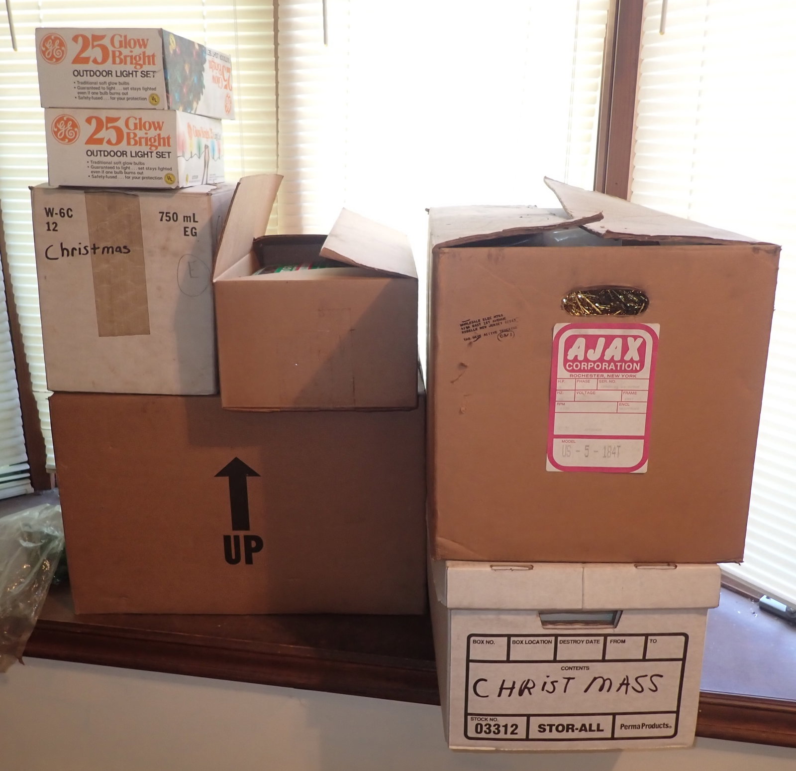 Christmas Lights / Decorations: Must take all ! No in house shipping !