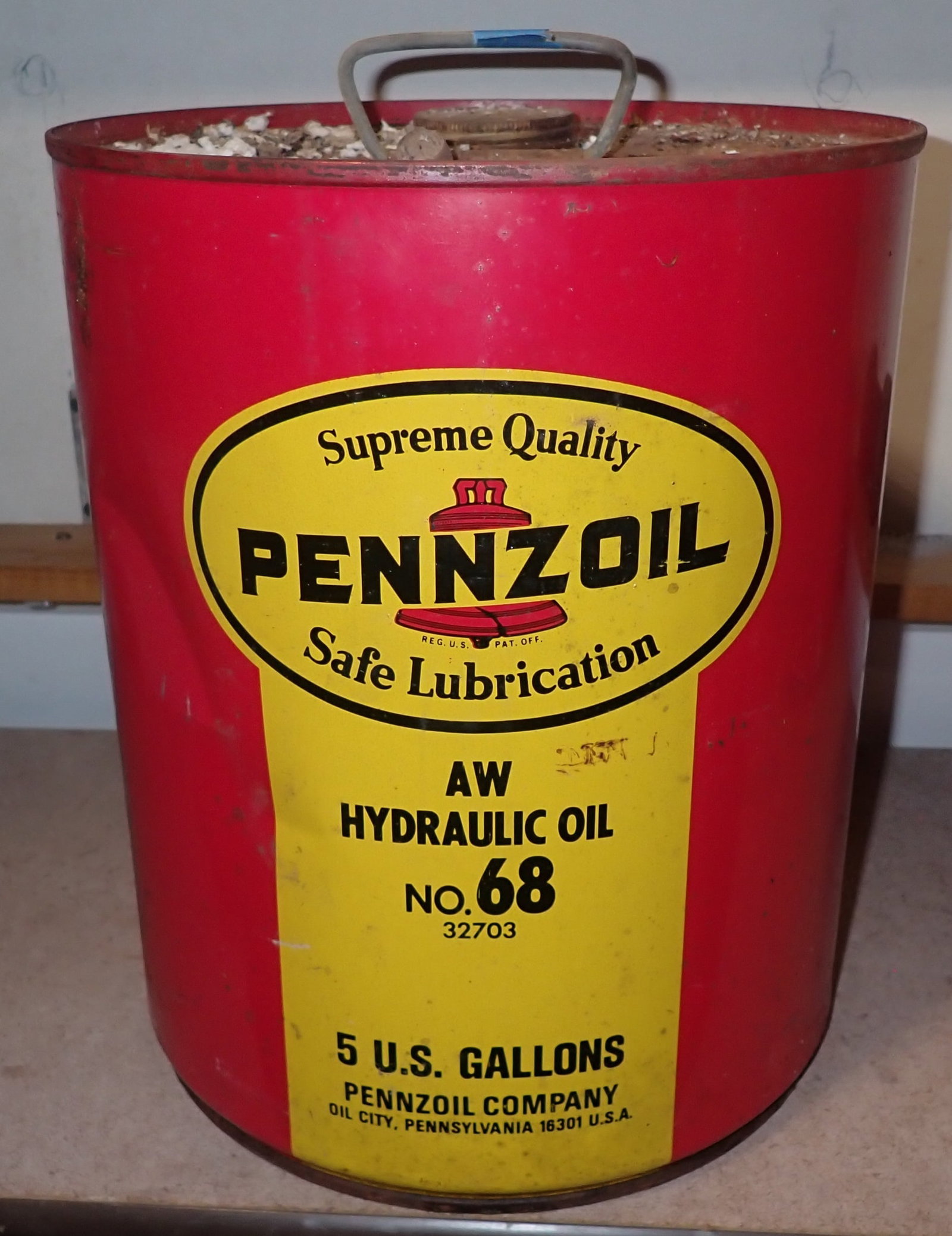 Pennzoil 5 Gallon Hydraulic Oil Can: Almost full. No in house shipping !