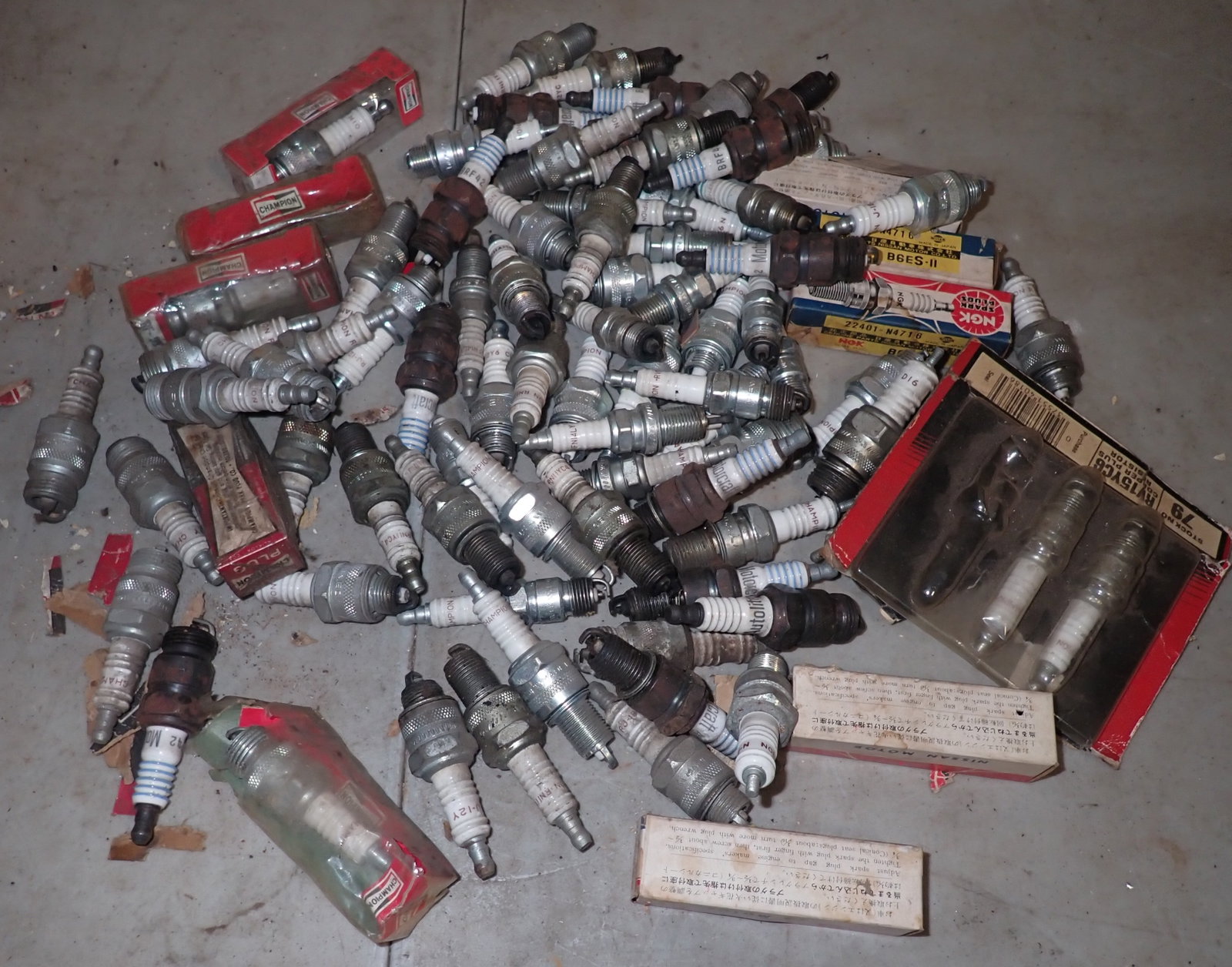 Mixed lot of Spark Plugs: Shipping available
