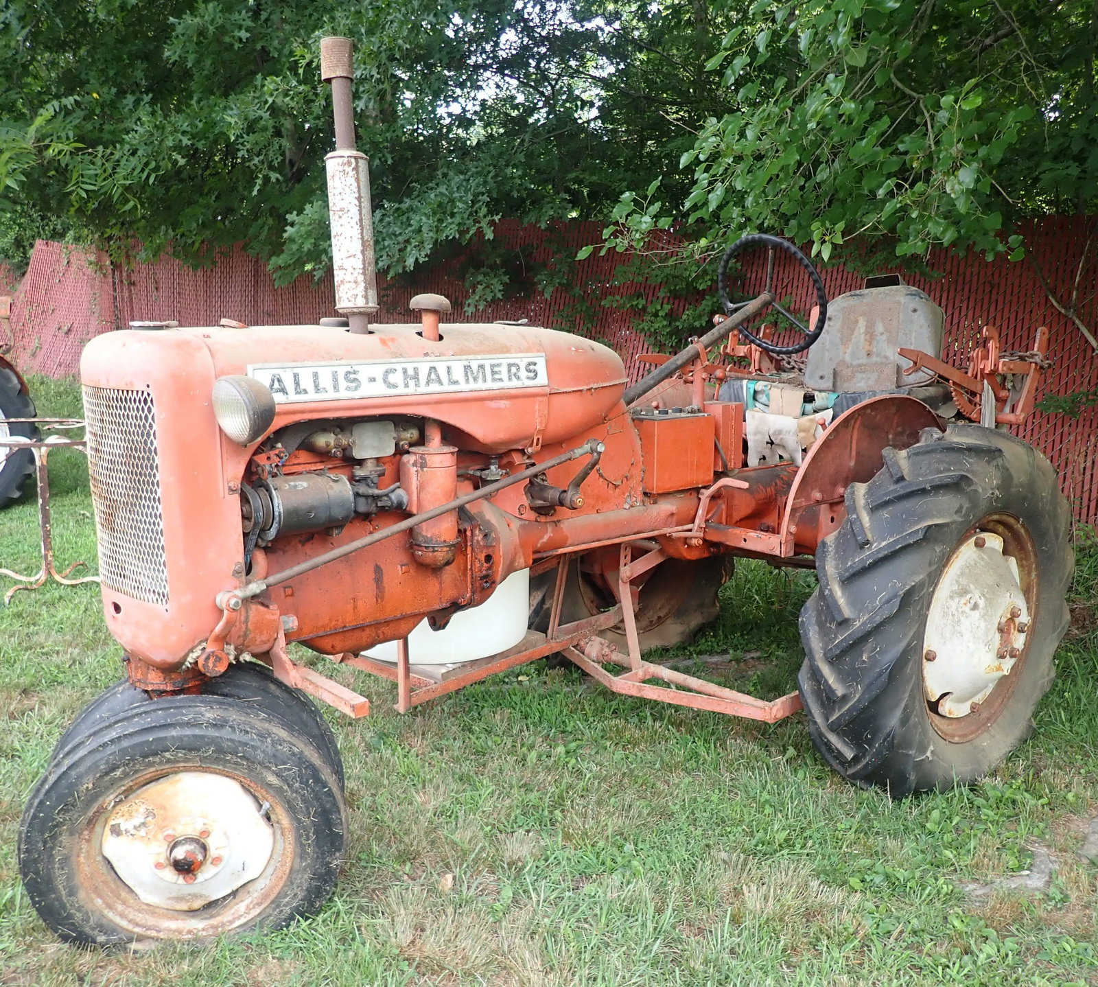 Allis Chalmers Tractor: No in house shipping ! Bring proper help / equipment to load !