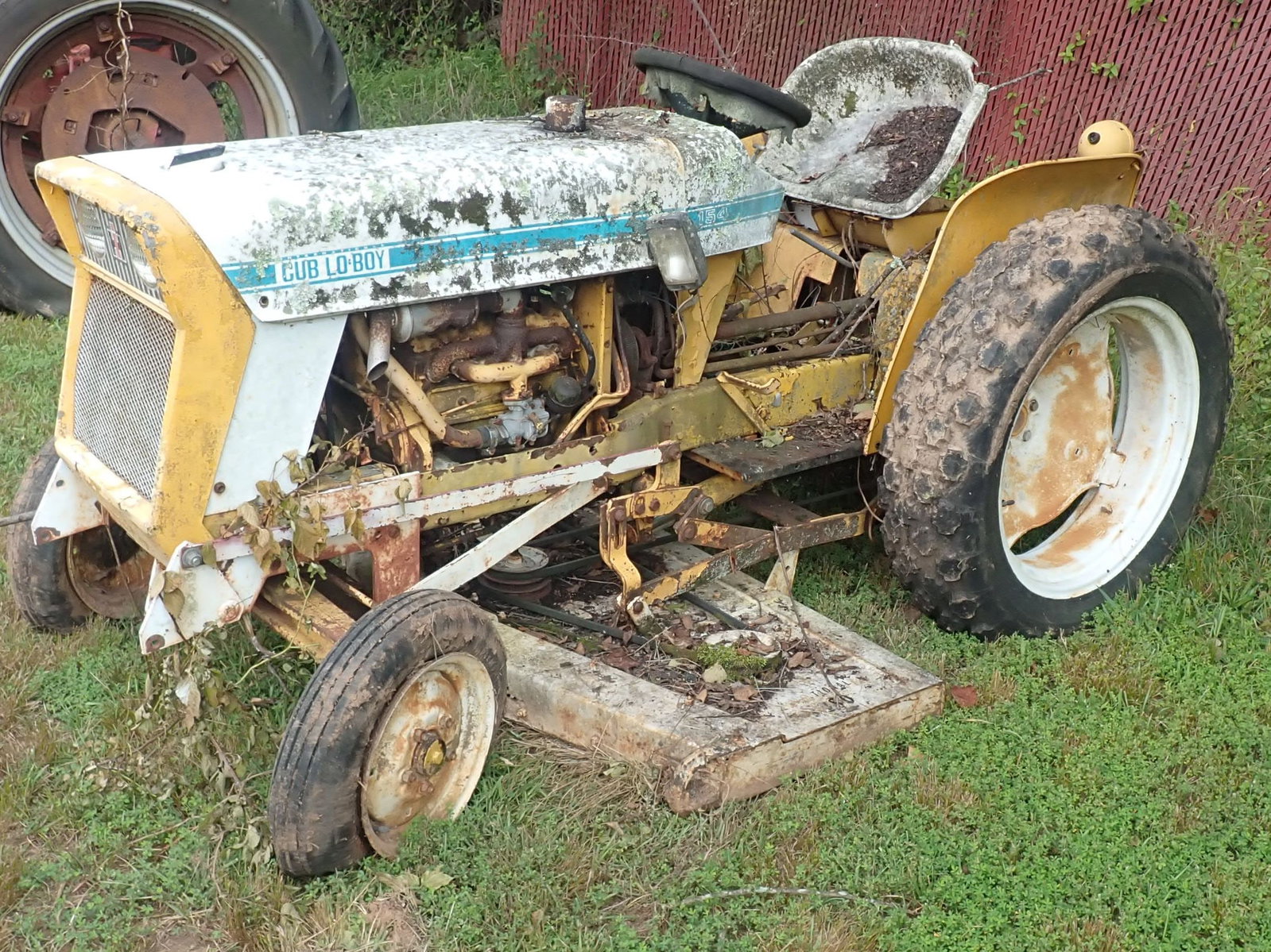 International Cub Lo Boy w/ Belly Mower: No in house shipping ! Bring proper help / equipment to load !