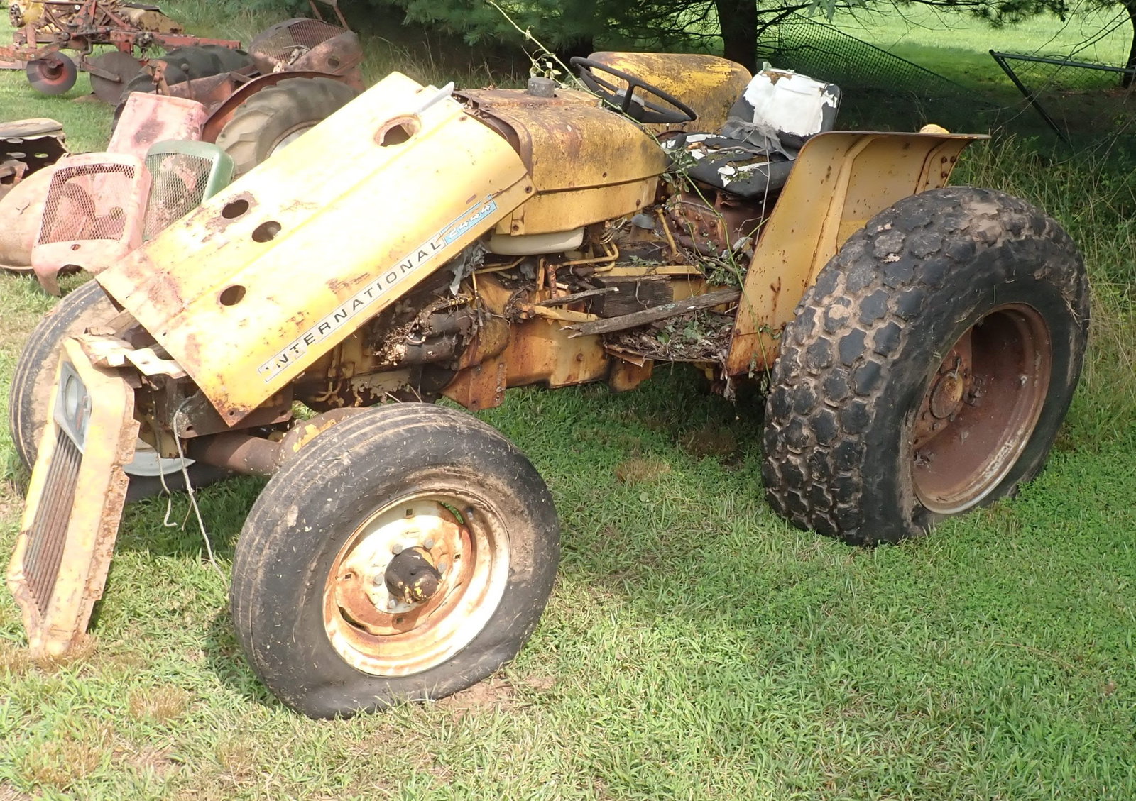 International 2444 Tractor w/ 3pth: No in house shipping ! Bring proper help / equipment to load !