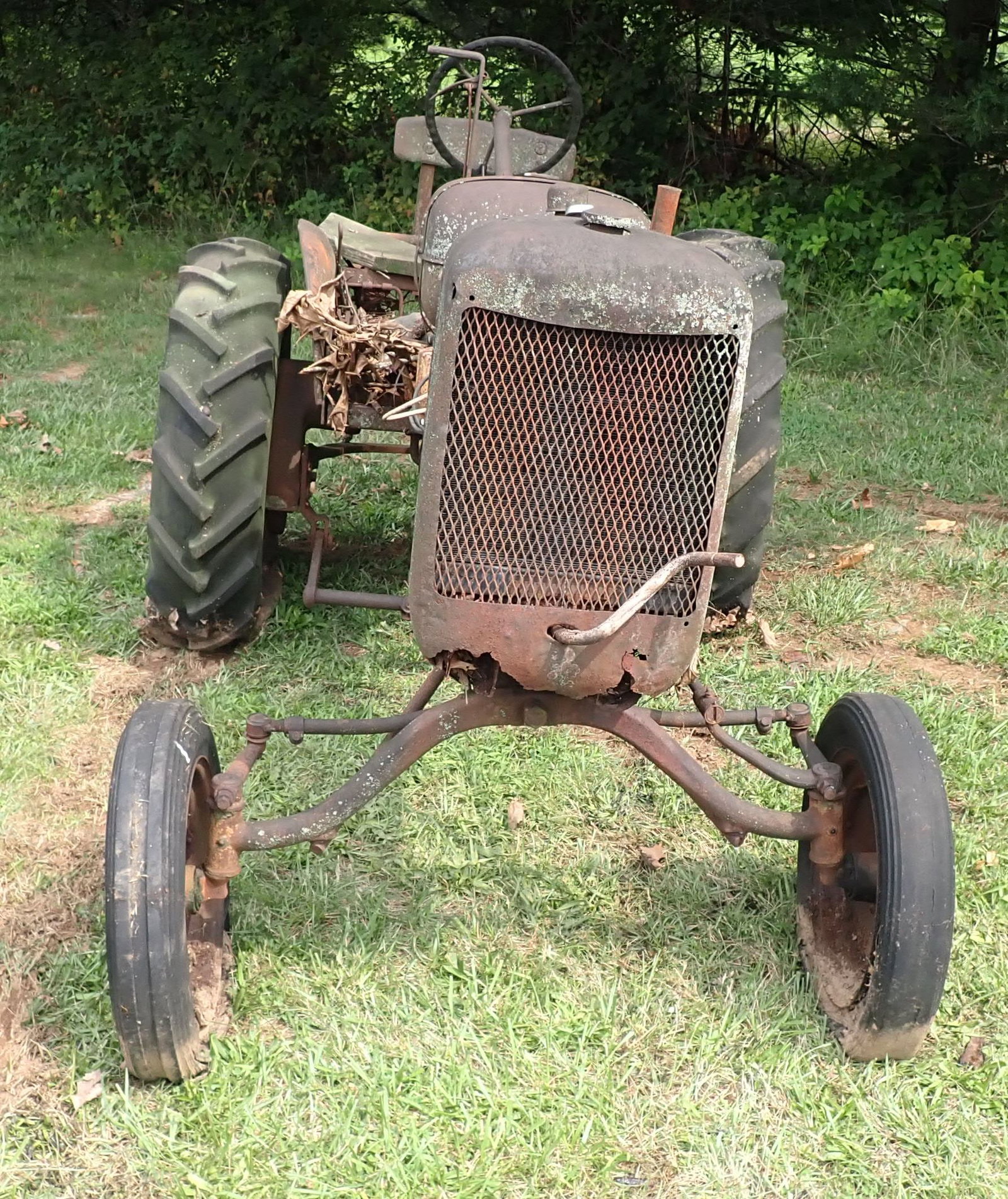 Allis Chalmers Tractor: No in house shipping ! Bring proper help / equipment to load !