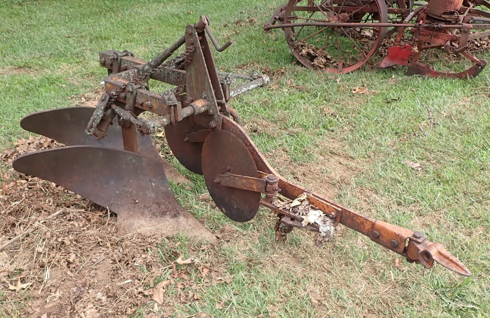 Allis Chalmers Chisel Plow: No in house shipping ! Bring proper help / equipment to load !