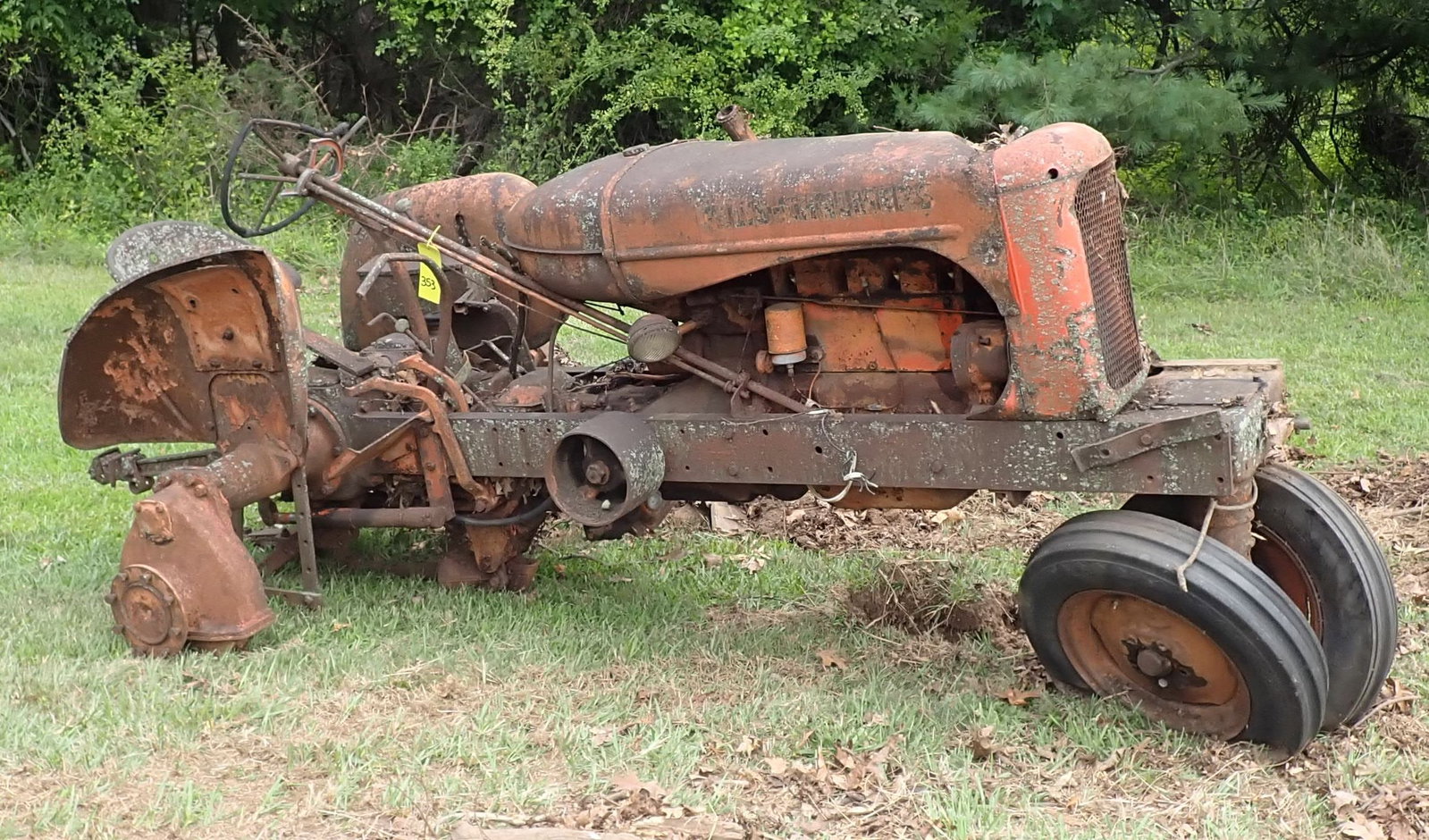 Allis Chalmers Tractor: No in house shipping ! Bring proper help / equipment to load !