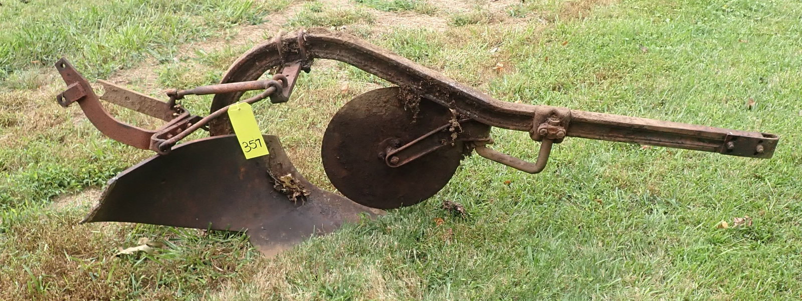 Allis Chalmers Single Bottom Plow: No in house shipping ! Bring proper help / equipment to load !