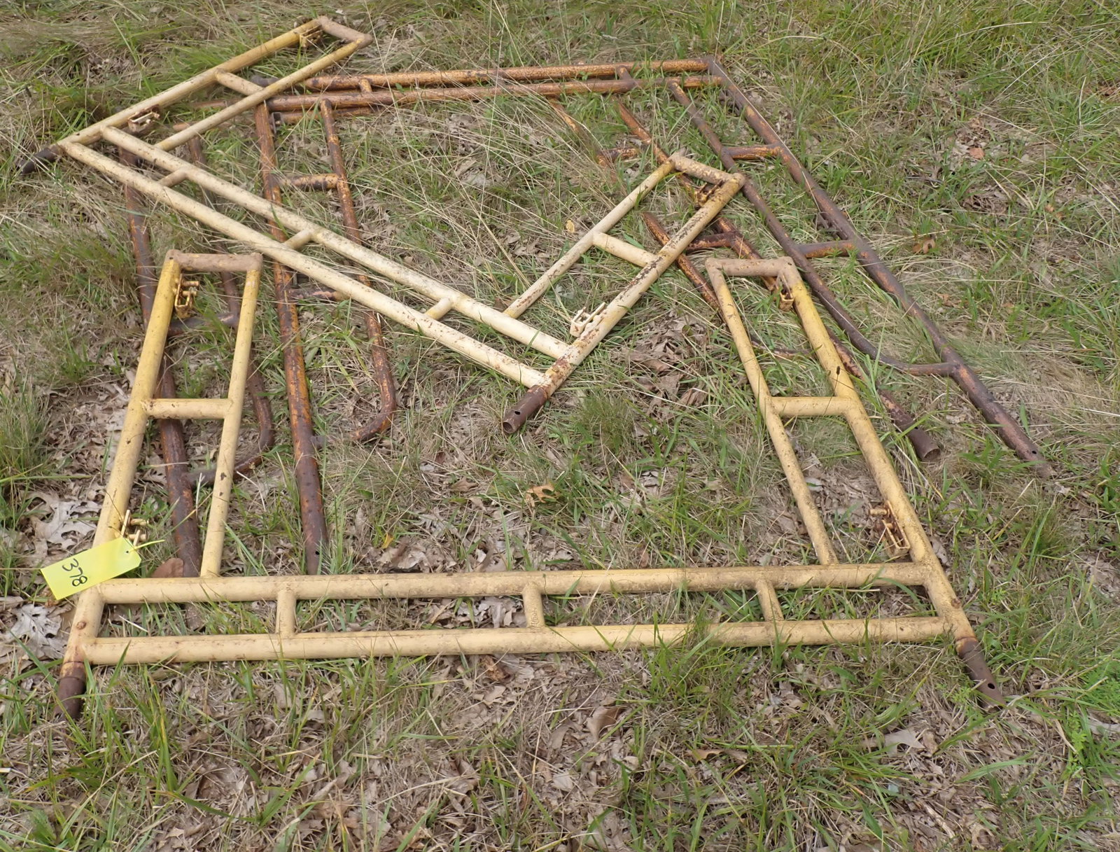 4 pcs of Scaffolding: No in house shipping !
