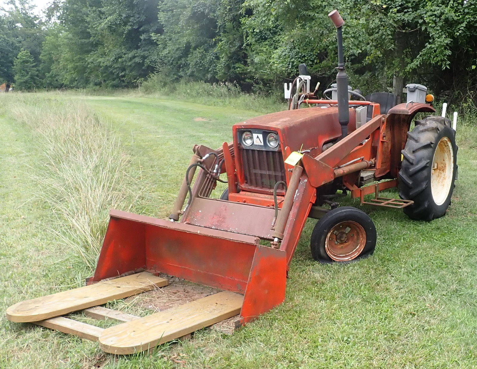 Allis Chalmers 5020 Tractor w/ Loader: No in house shipping ! Bring proper help / equipment to load !