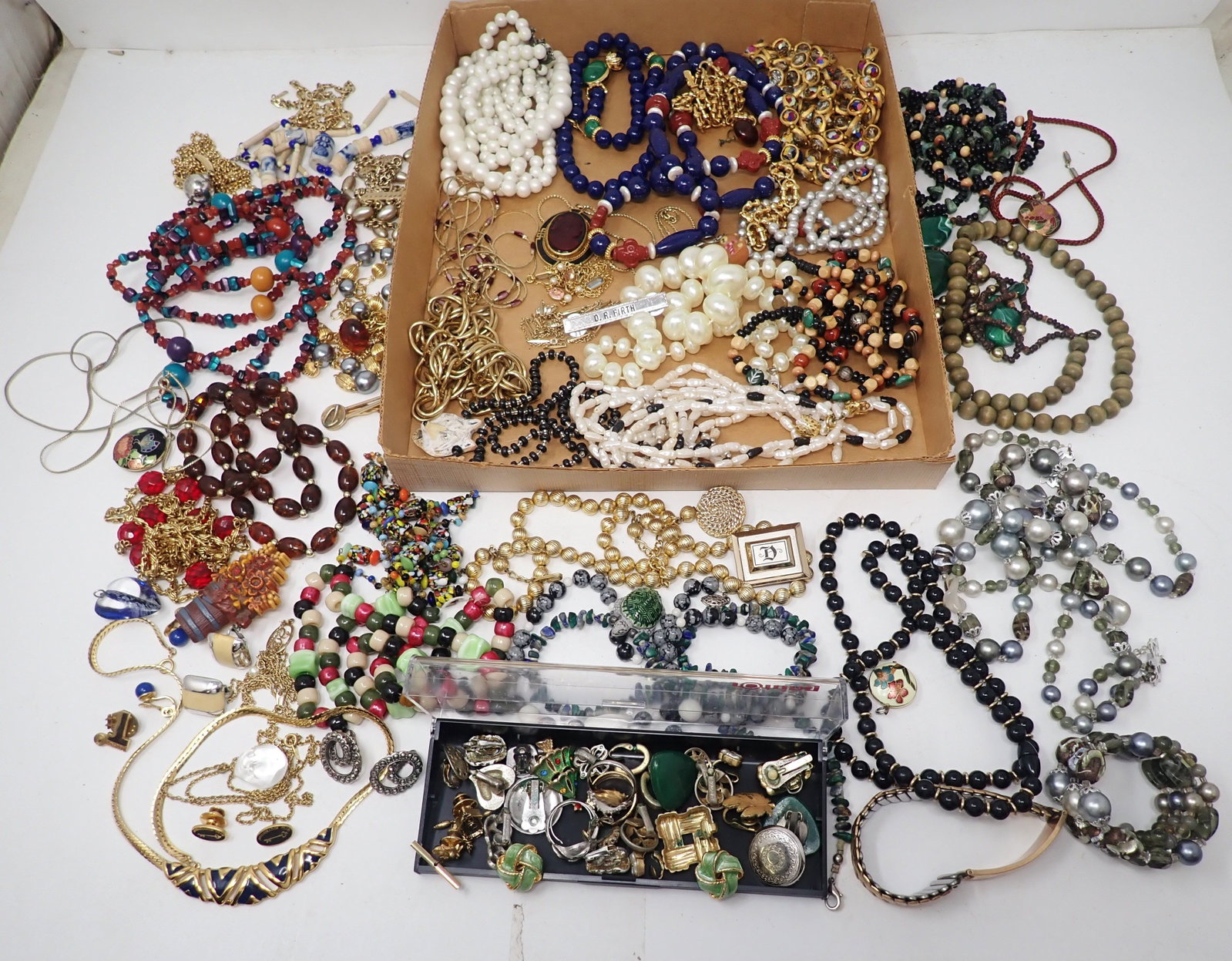 Costume Jewelry: Shipping available