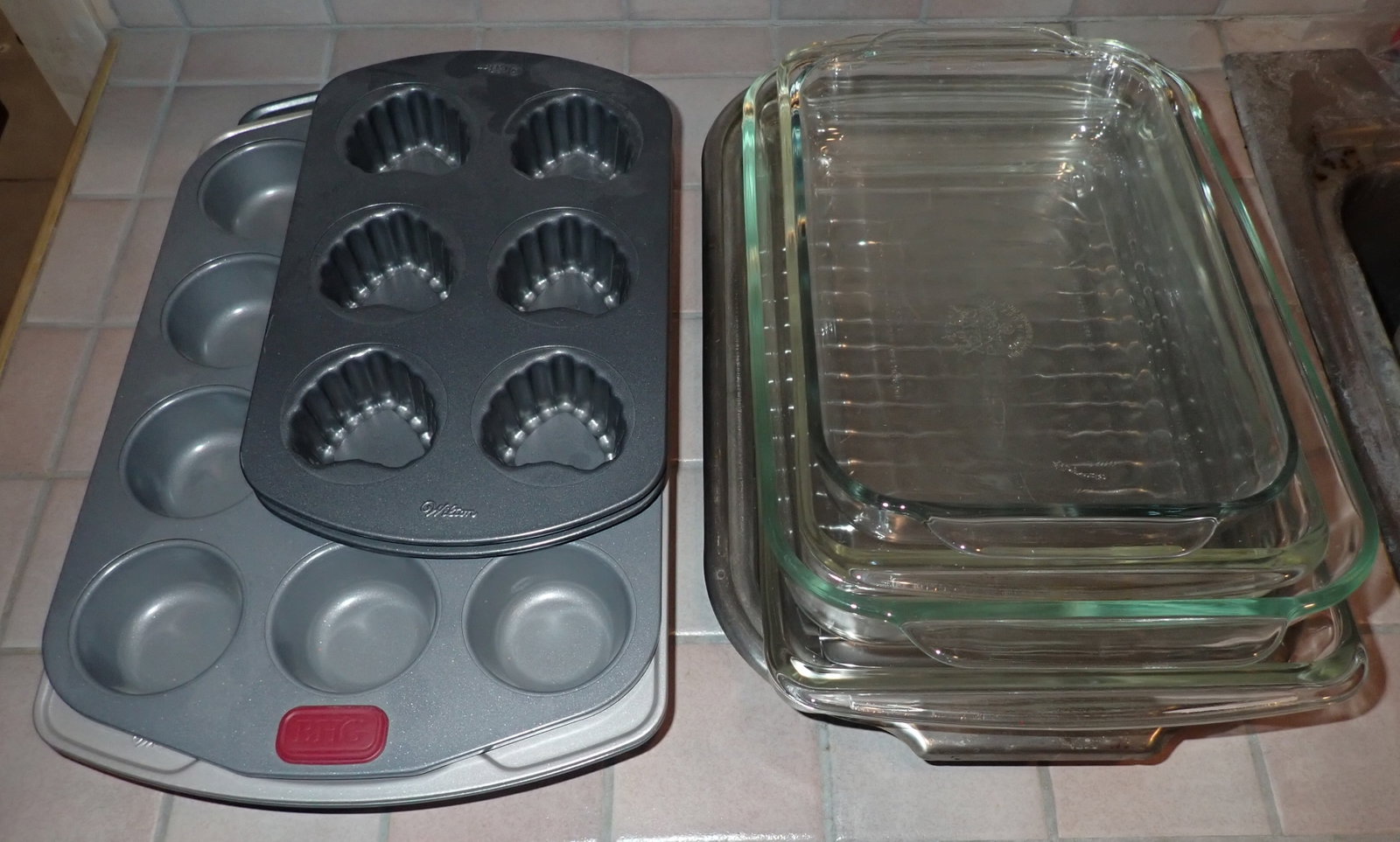 Wilton , Pyrex, & Misc Bakeware: NO in house shipping !