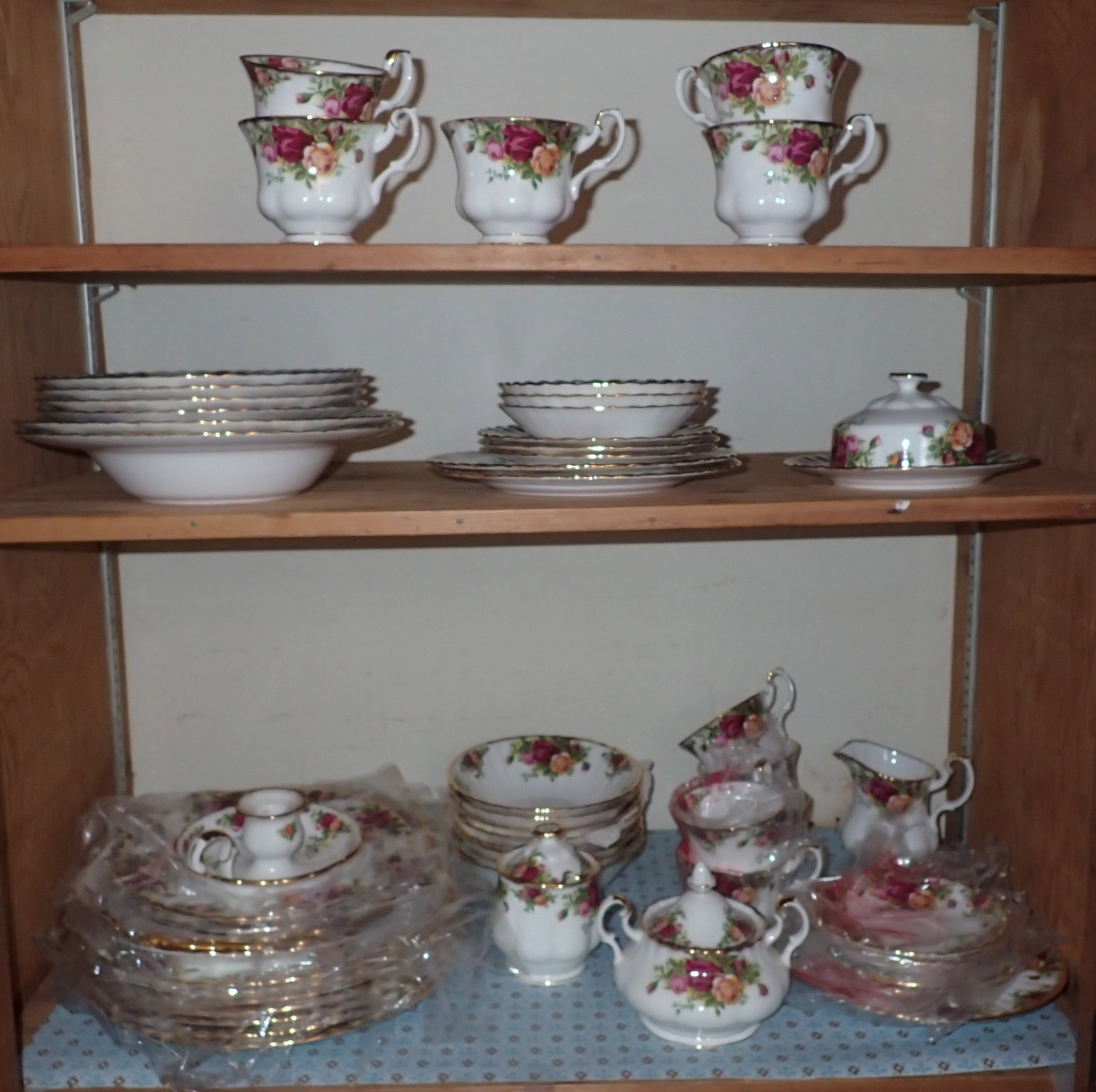 54pcs Old Country Roses Royal Albert Bone China: NO in house shipping !