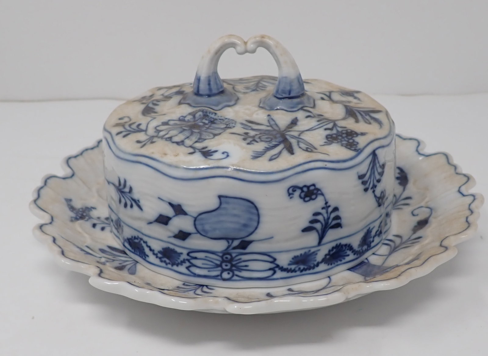 Meissen Covered Blue Onion Butter Dish: Approx 7 7/8" in diameter and 4" tall. Shipping available