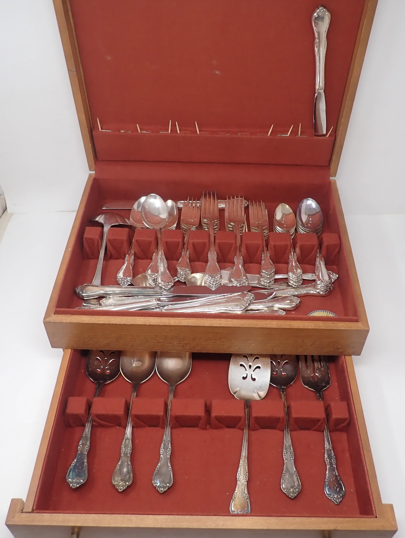 69pcs. Oneida Community Flatware: Shipping available