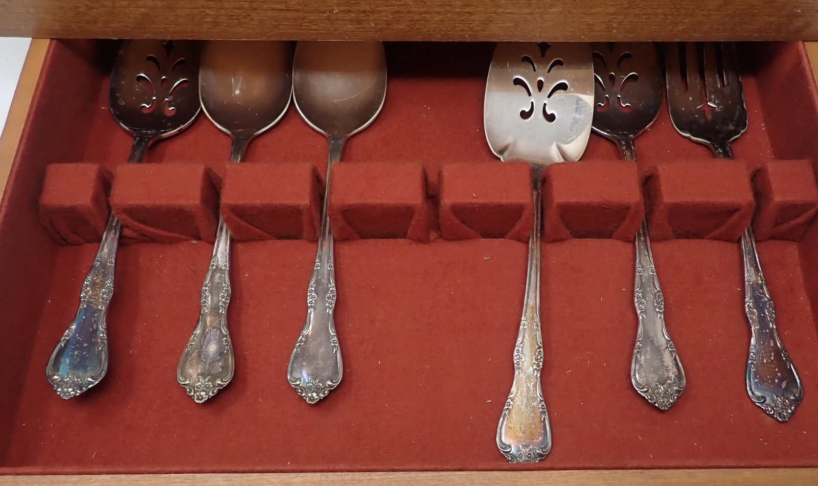 69pcs. Oneida Community Flatware - 3