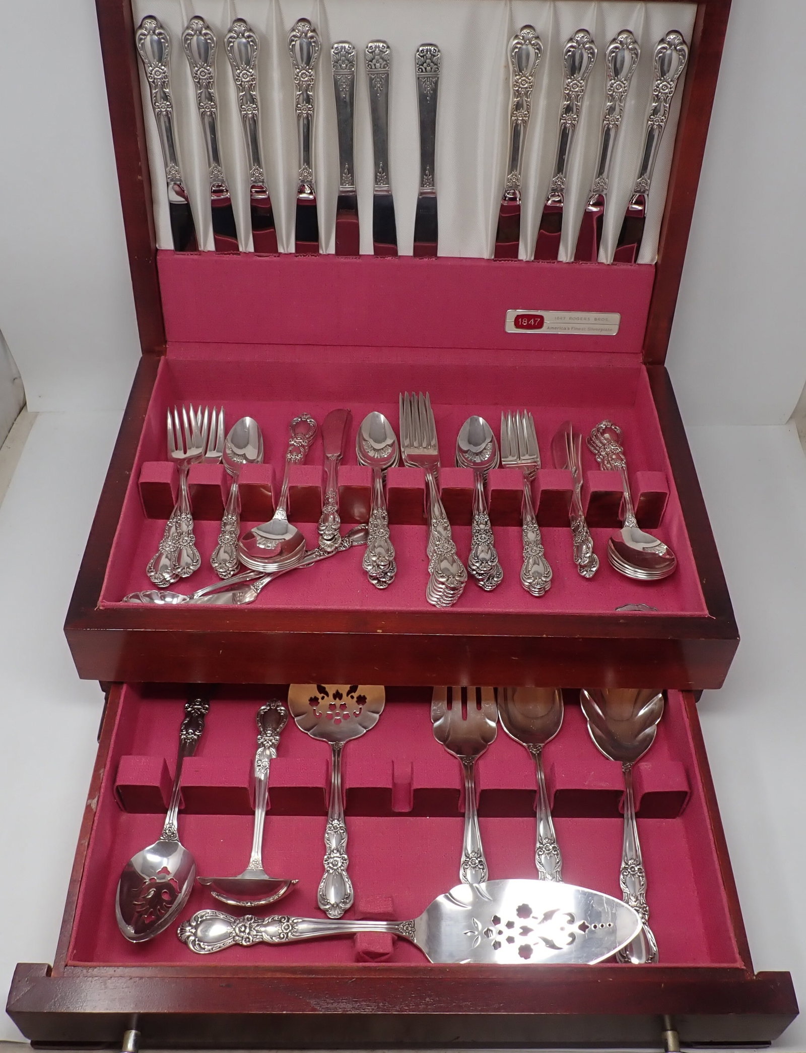 63 pcs. Rogers Heritage Flatware: 63pcs of Heritage plus 3 other knives. Shipping available.