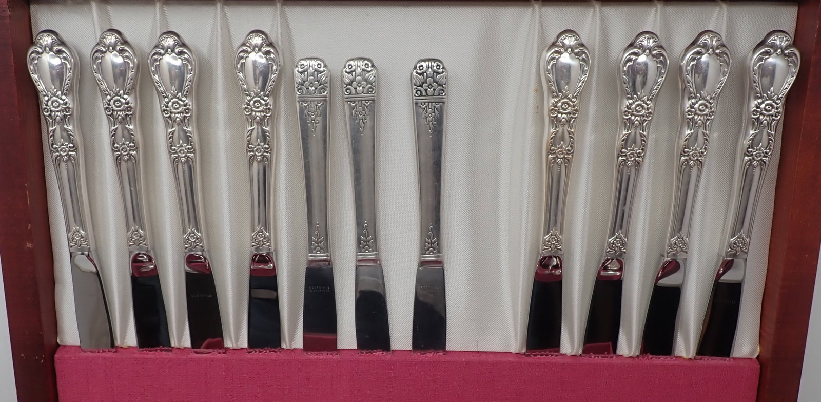 63 pcs. Rogers Heritage Flatware - 3