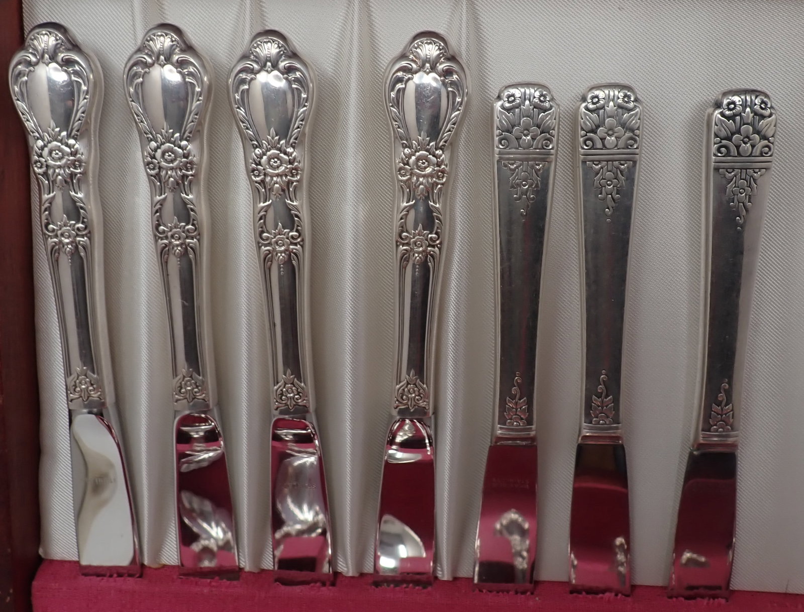 63 pcs. Rogers Heritage Flatware - 4