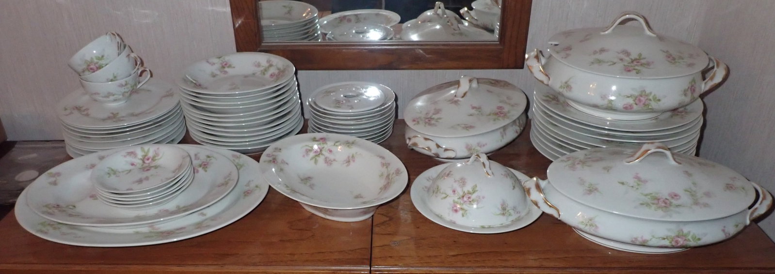 53pcs Theodore Haviland Limoges: No in house shipping ! Noticed 2 chipped plates ( small plates) and were not added in the count.