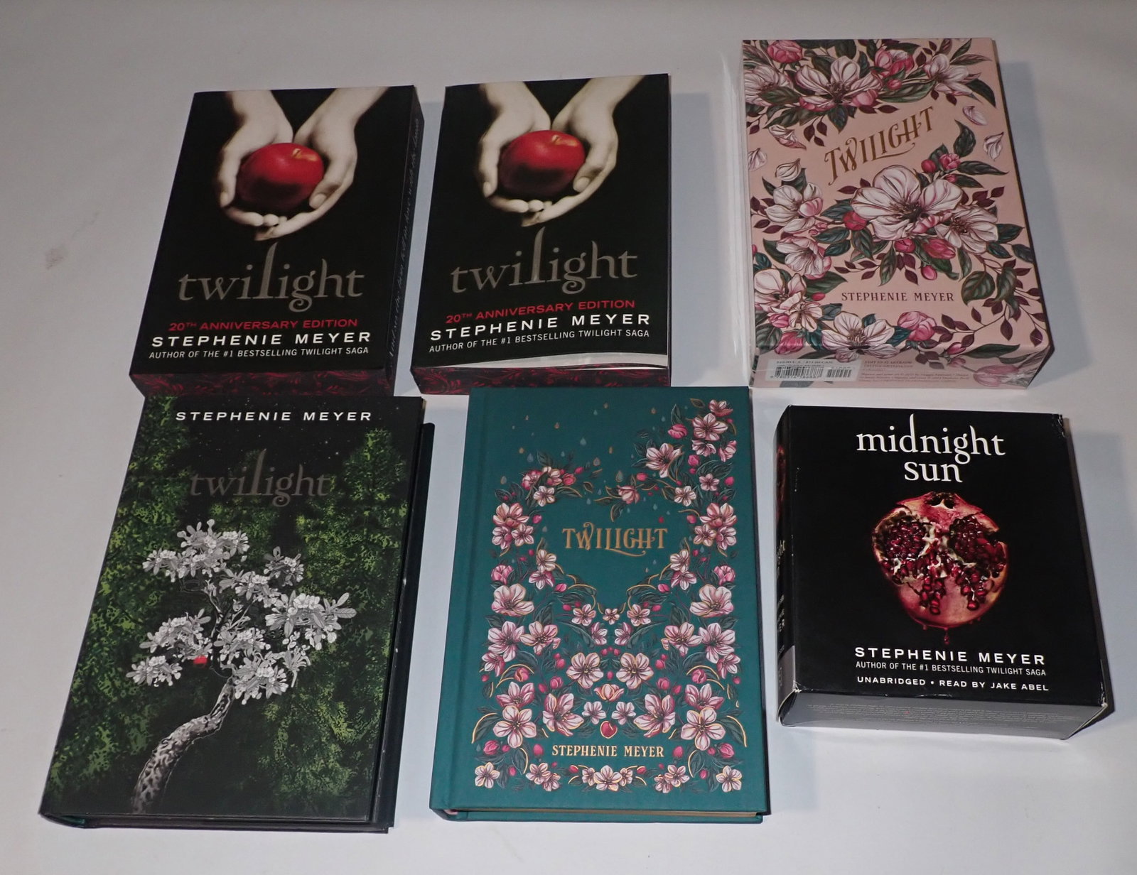 Stephenie Meyer Twilight and Midnight Sun Books: Back right one is still sealed. Shipping available
