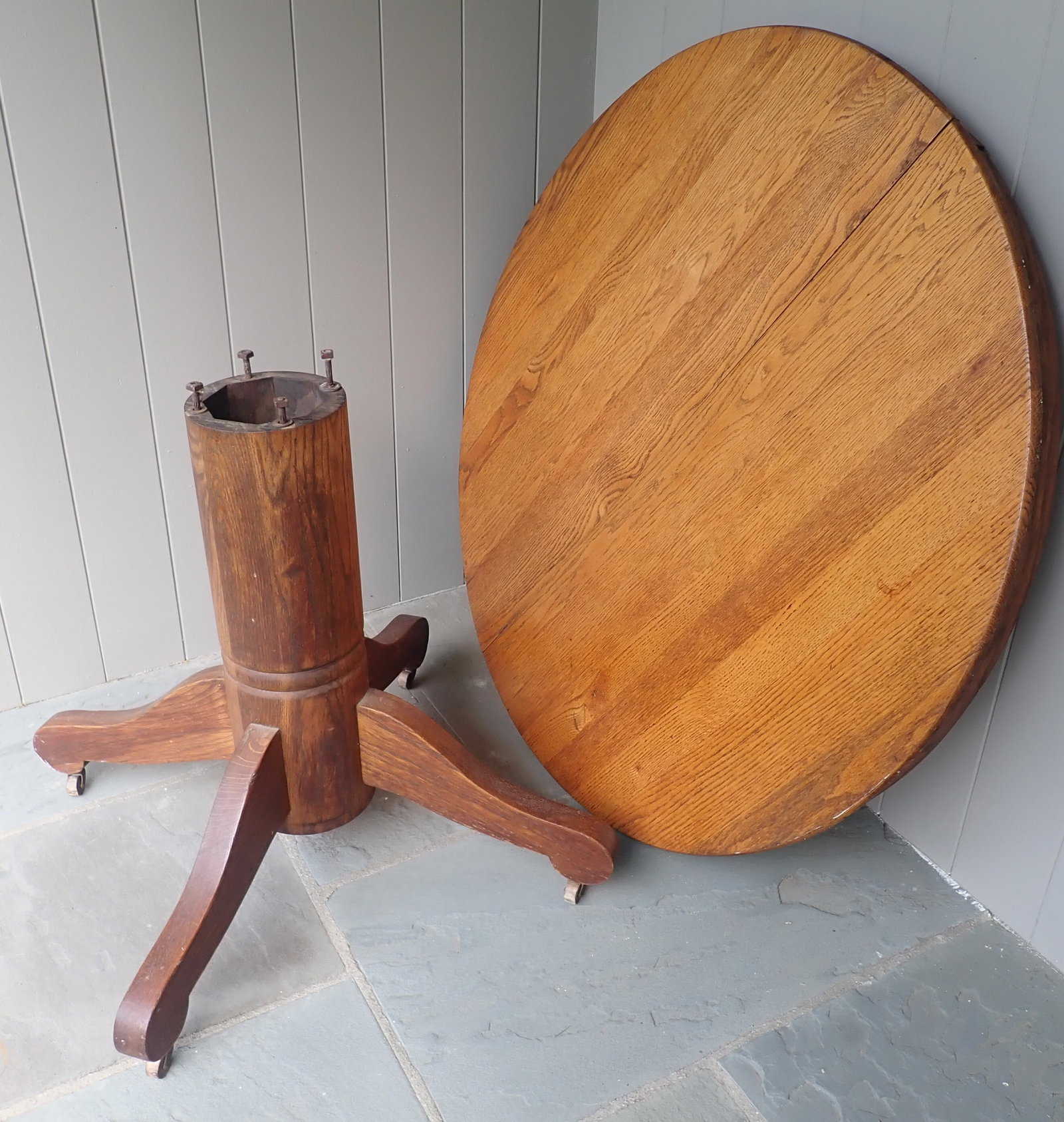 Round Oak Table: Apprx 42" in diameter. No in house shipping !
