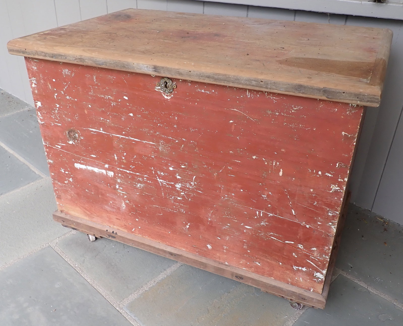 Blanket Chest in Red Paint Marked Annie. F. Dague: Apprx 17 3/4" x 28 1/2" x 21 1/4" tall. No in house shipping!
