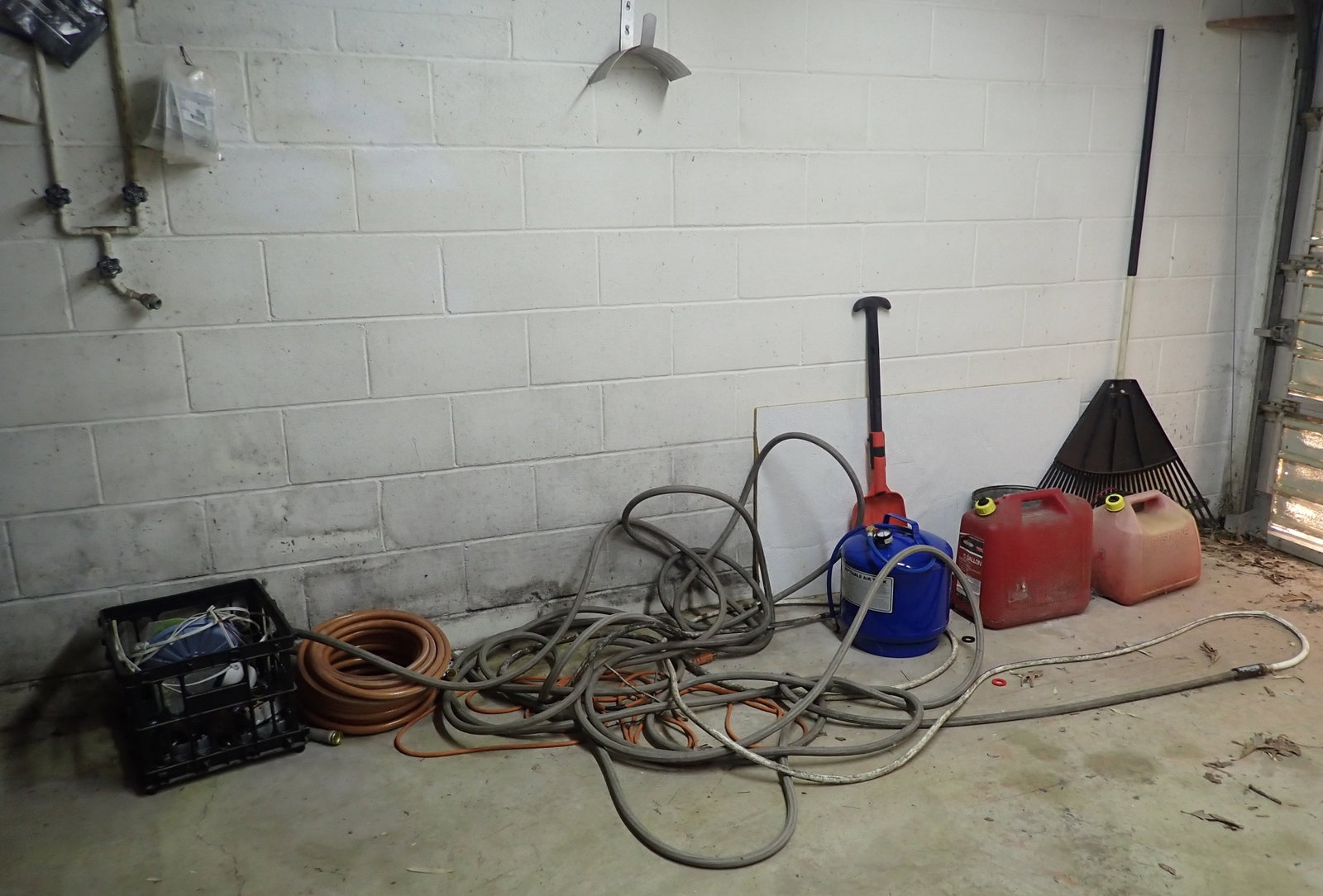Fuel Cans, Portable Air Tank, Garden Hoses, & Misc: Must pick up Before 11am and take all ! No in house shipping !