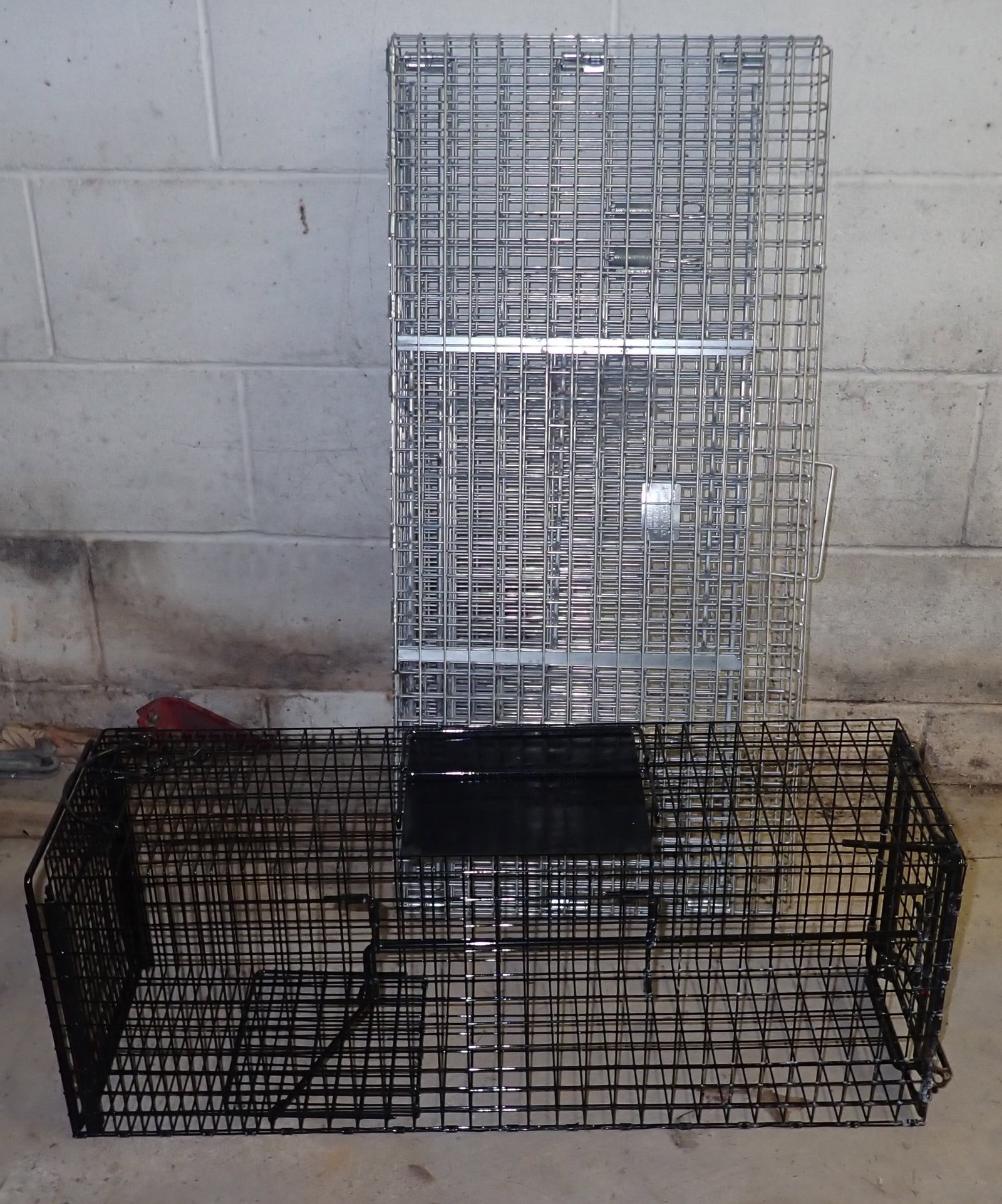 Tomahawk Live Trap & Crate: Trap is approx 9 1/4" x 30" x 11 1/2" tall. No in house shipping ! Pick up BEFORE 11am !