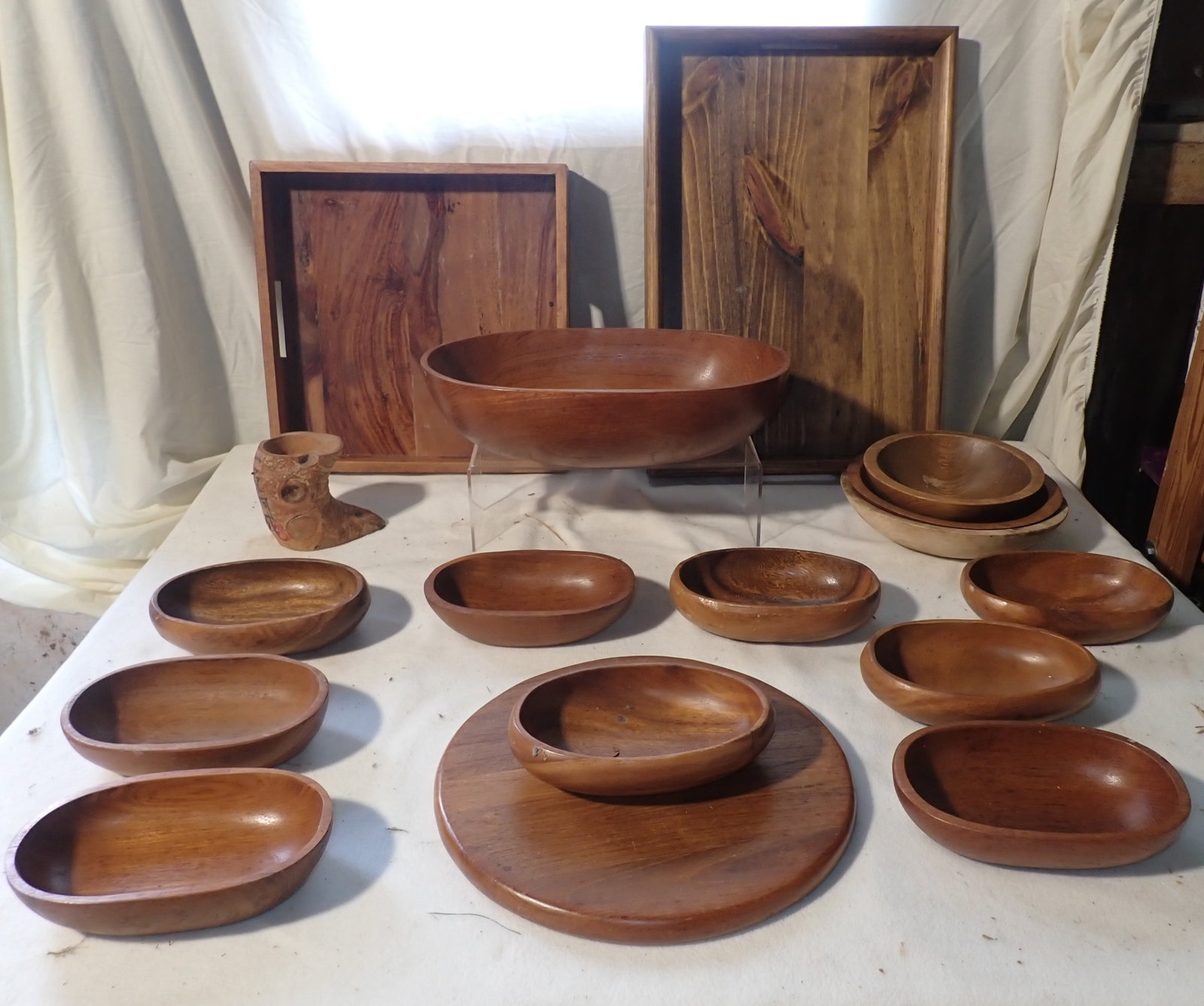 Woodenware incl Dolphin & Munising Bowls: Largest tray is approx 14" x 20". No in house shipping !