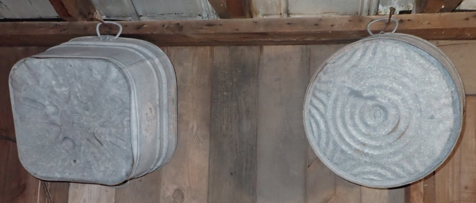 2 Galvanized Tubs: Right one is approx 17 3/4" in diameter and 9 1/2" tall. No in house shipping !