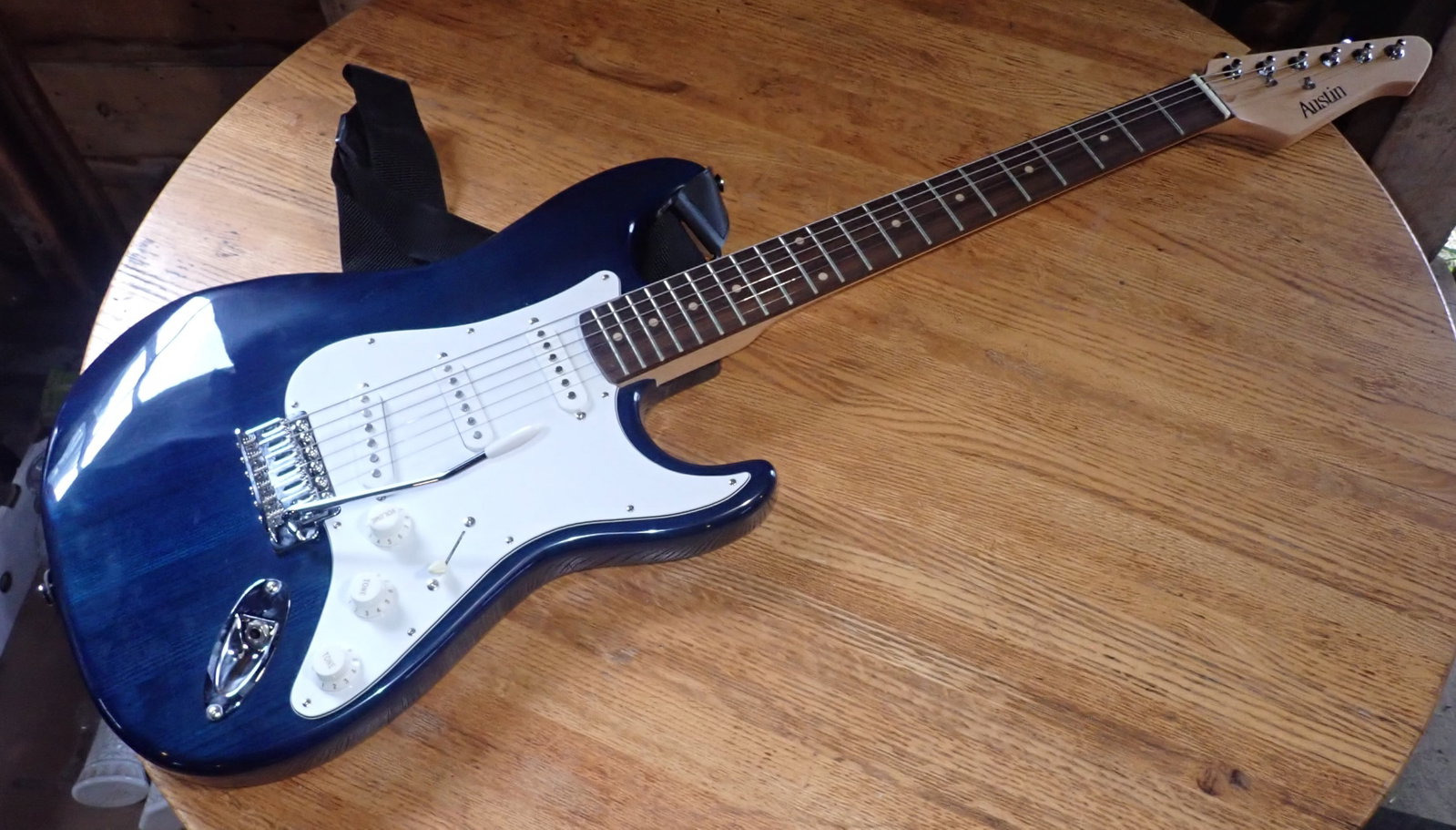 Austin AUPP1 Guitar: Approx 12 1/2" x 39". No in house shipping !