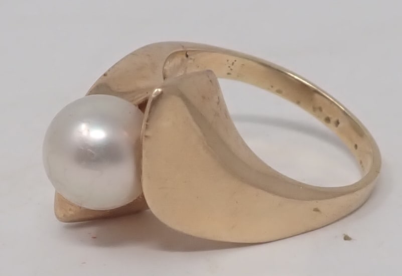 Ring: Weighs approx 4.60 dwt - Shipping available