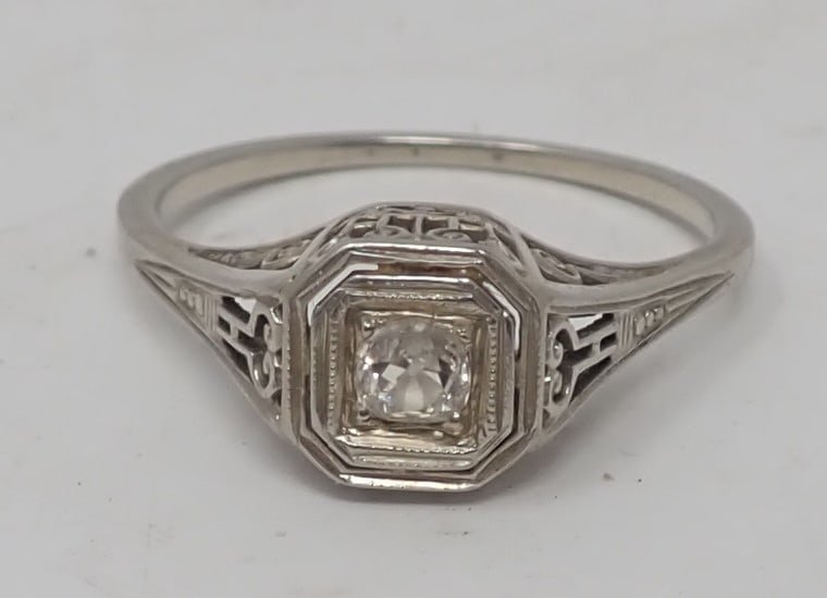 18k Gold Ring: Size is approx 6 1/4 - Weighs apprx 1.27 dwt . Shipping available