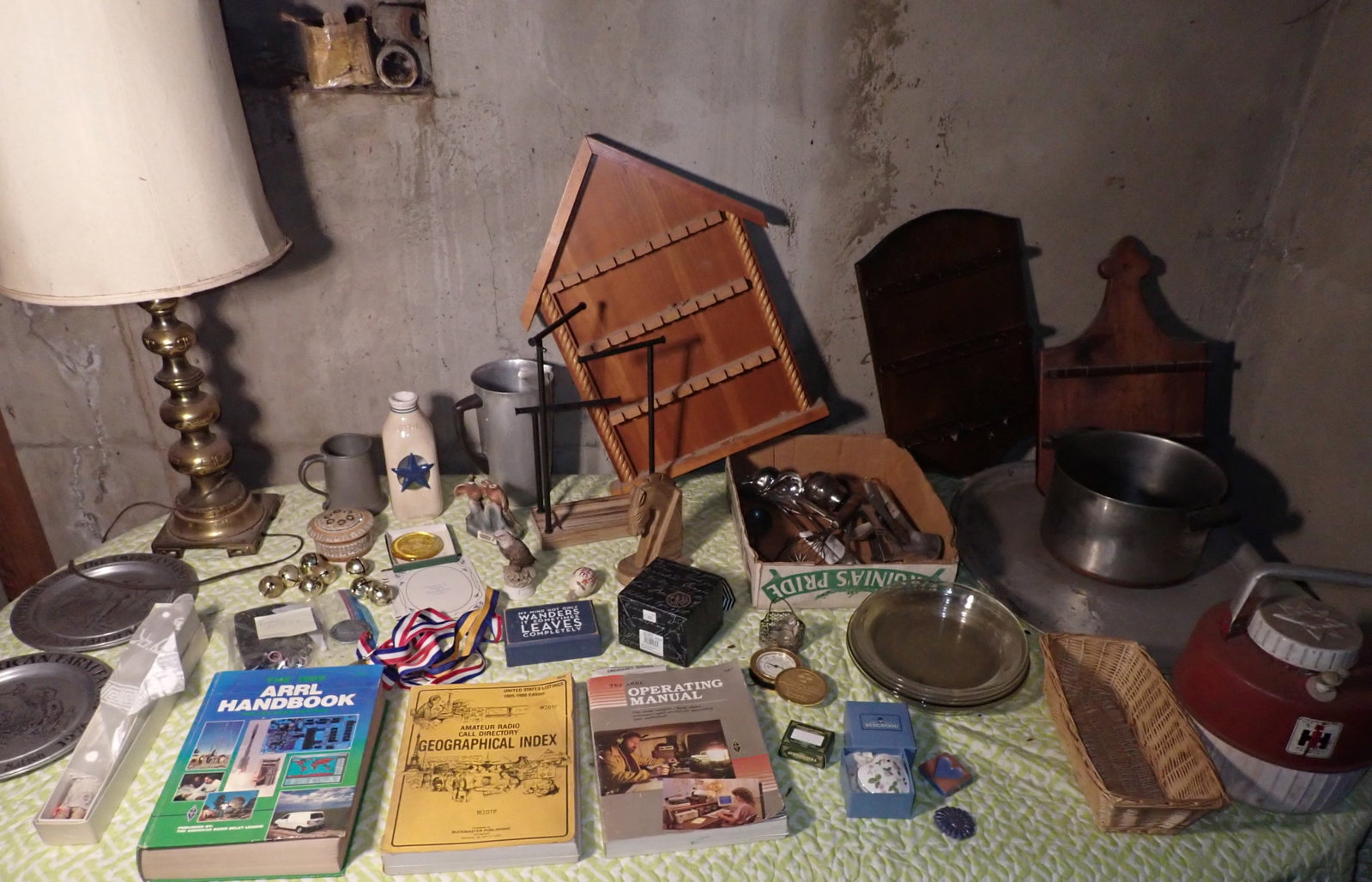 Brass Table Lamp & Misc Items: No in house shipping ! Buyer to remove from basement !