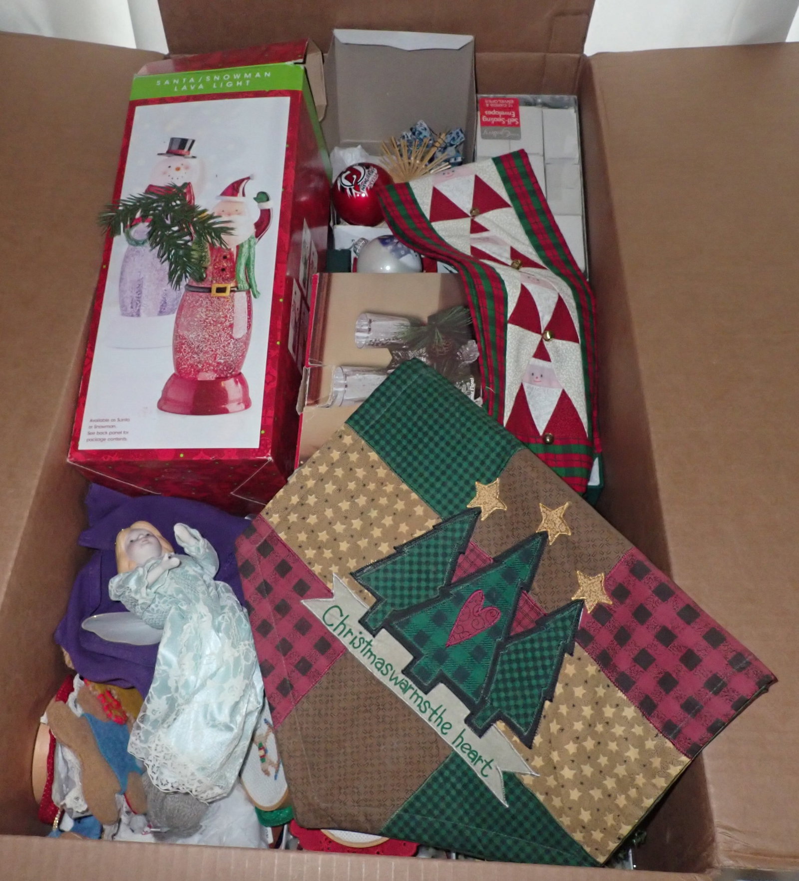 Box of Christmas Ornaments / Decorations: No in house shipping !